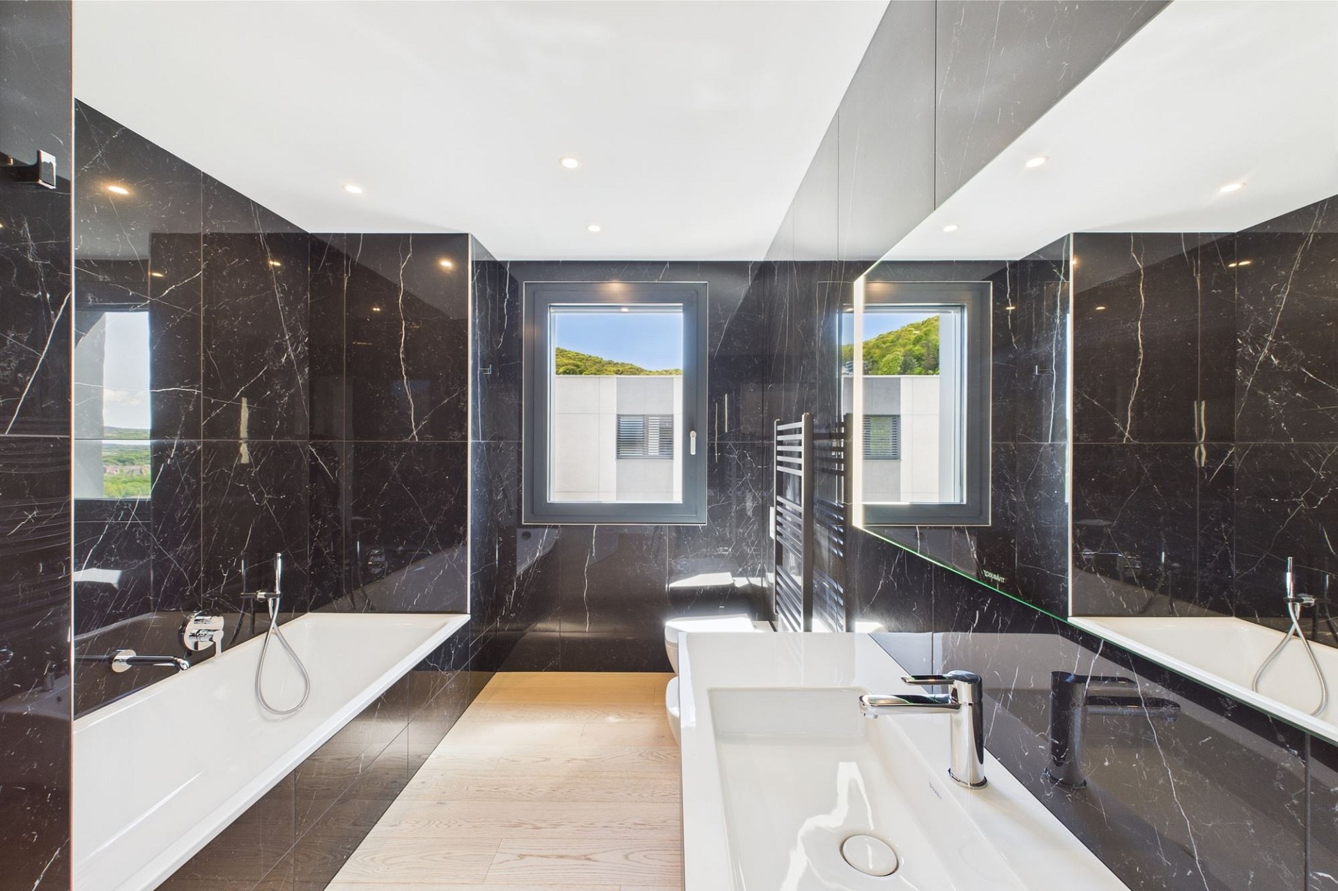 Luxuriöses Badezimmer mit dunkler Steinoptik