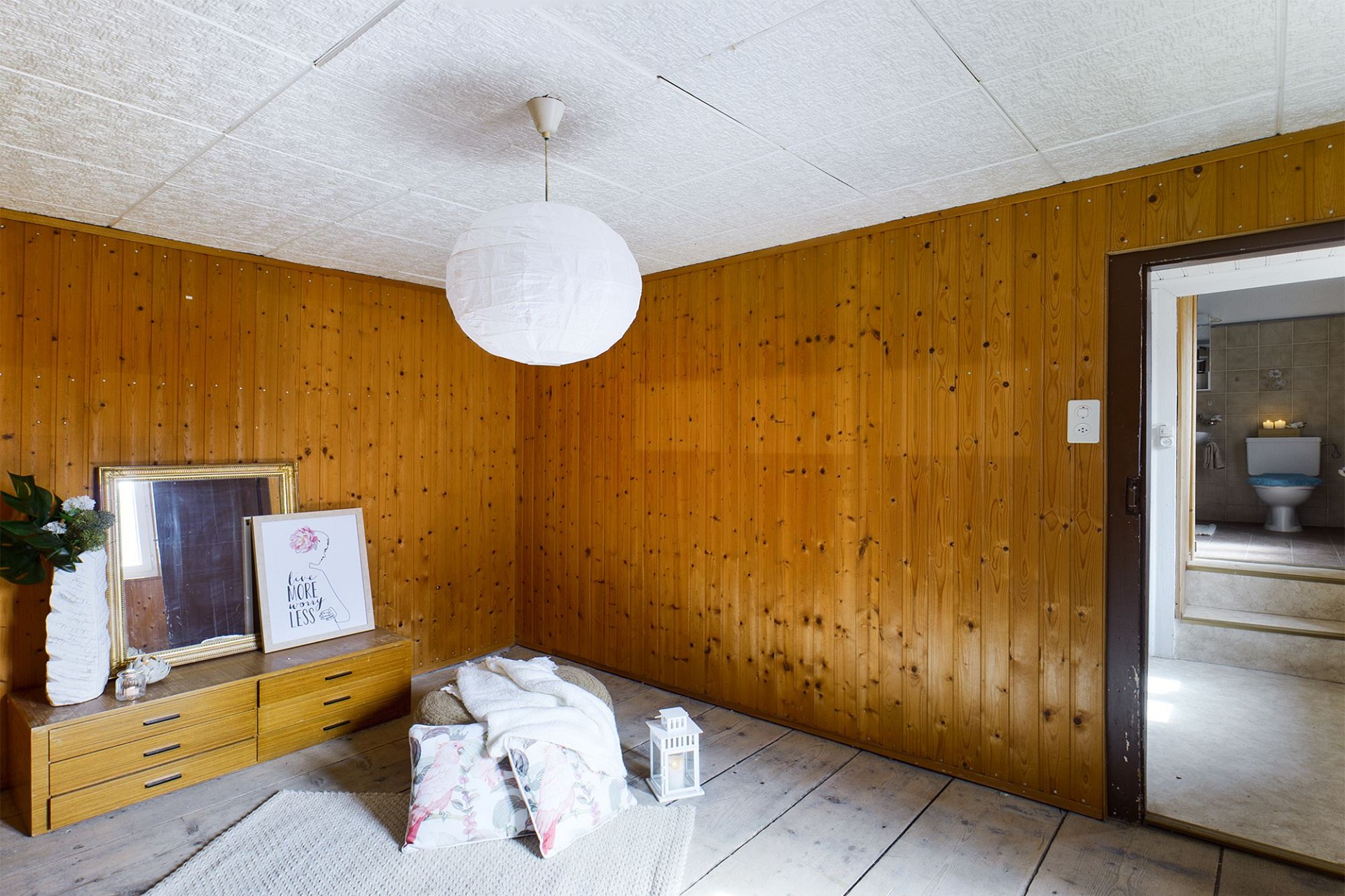 Gemütliches Zimmer mit Holzverkleidung