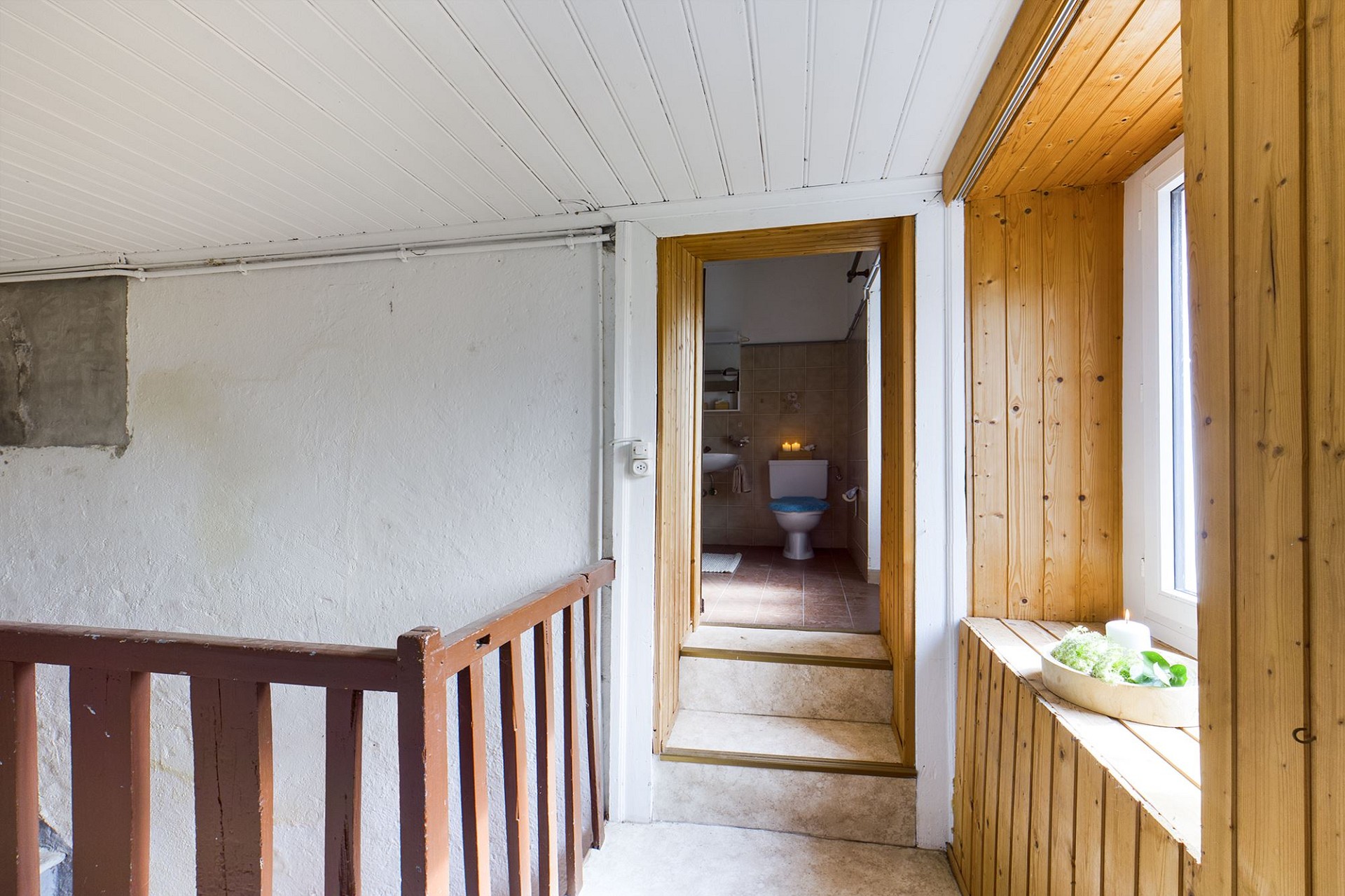Treppenflur mit Badezimmerblick