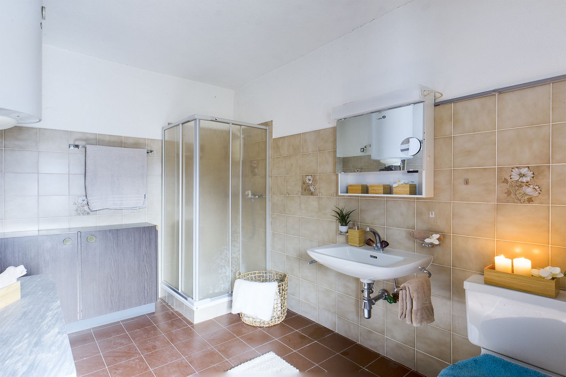 Badezimmer mit Dusche und Waschbecken