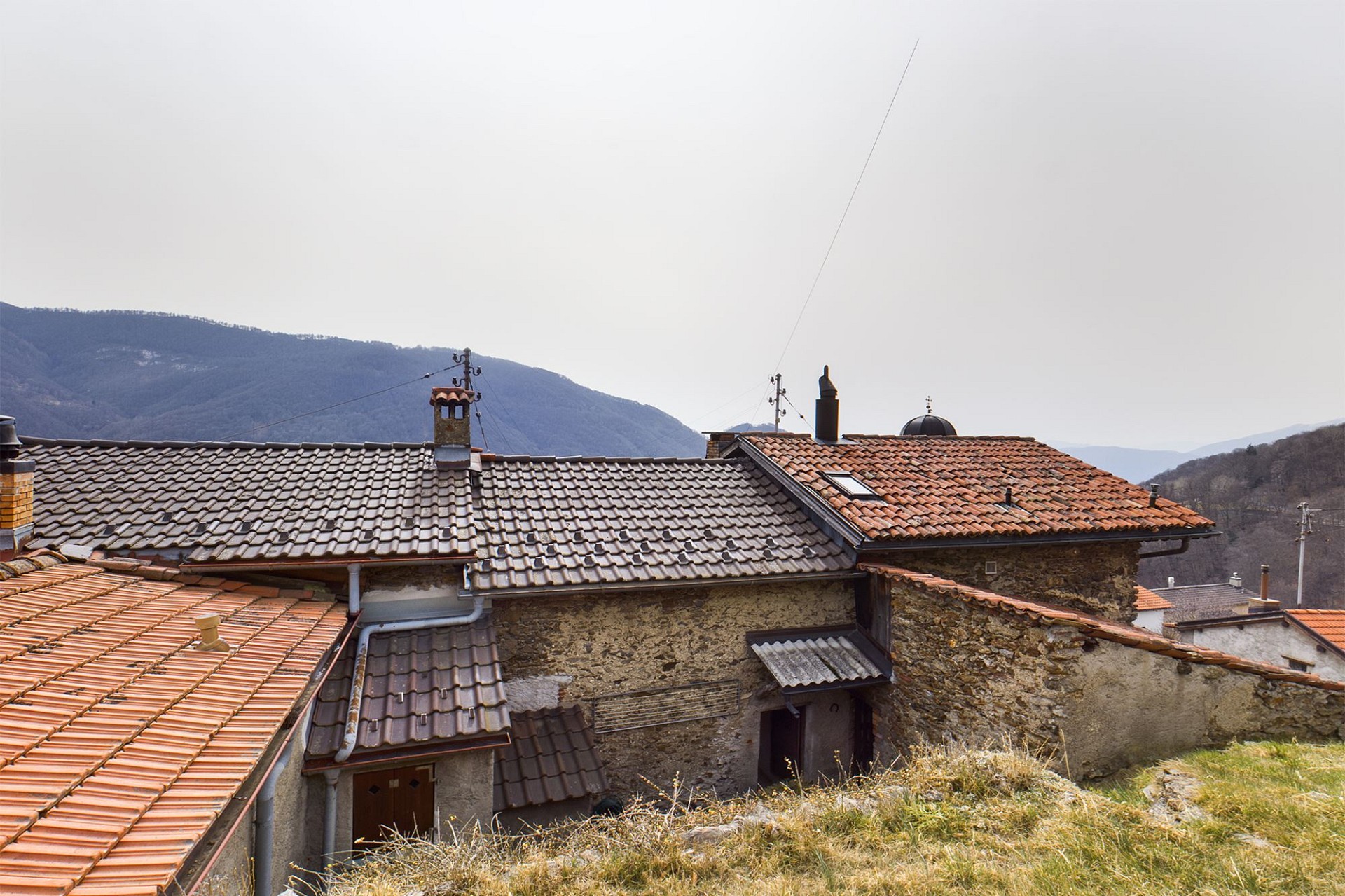 Dachlandschaft mit Bergblick