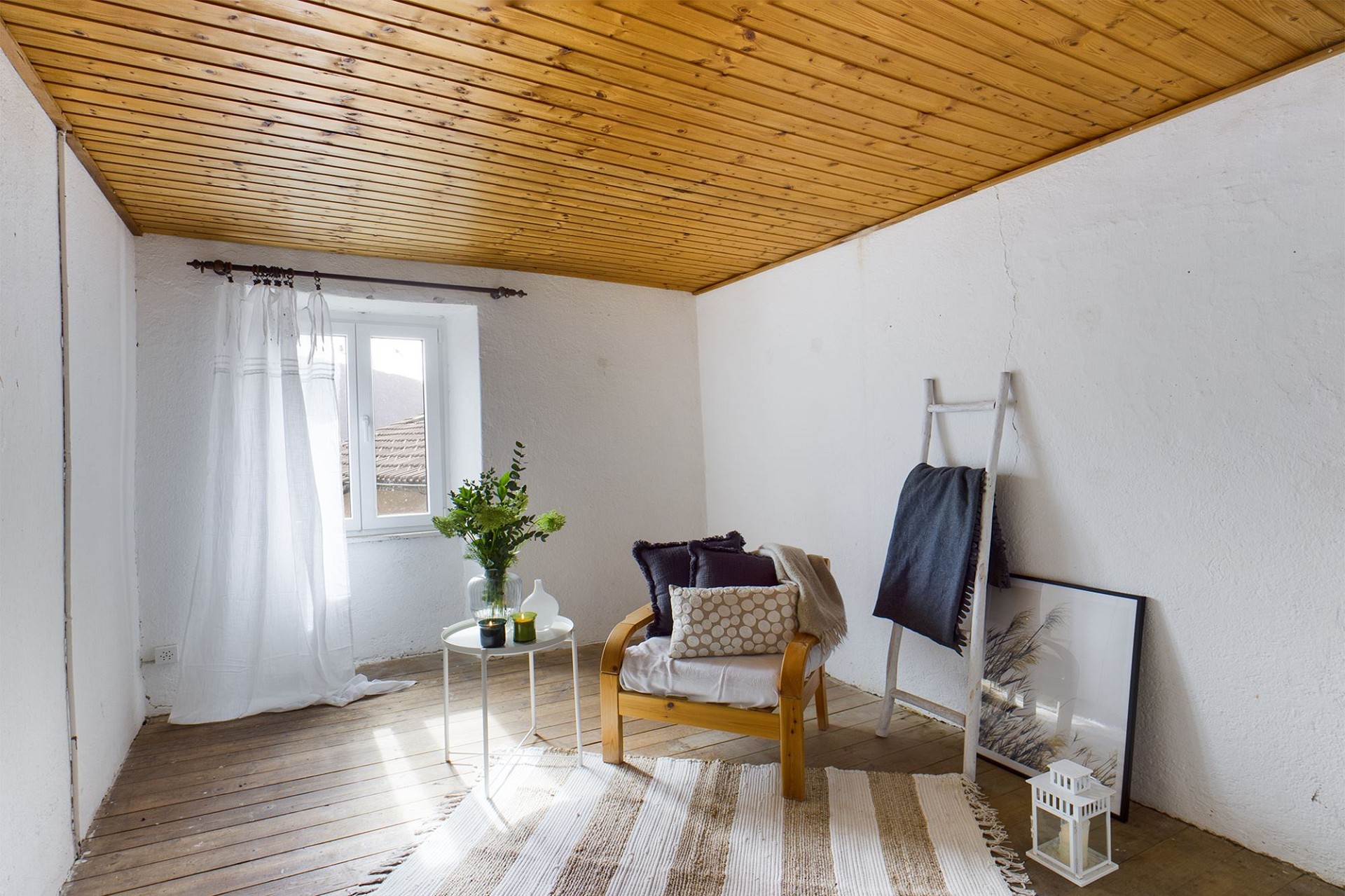 Gemütlicher kleiner Wohnraum mit Holzdecke