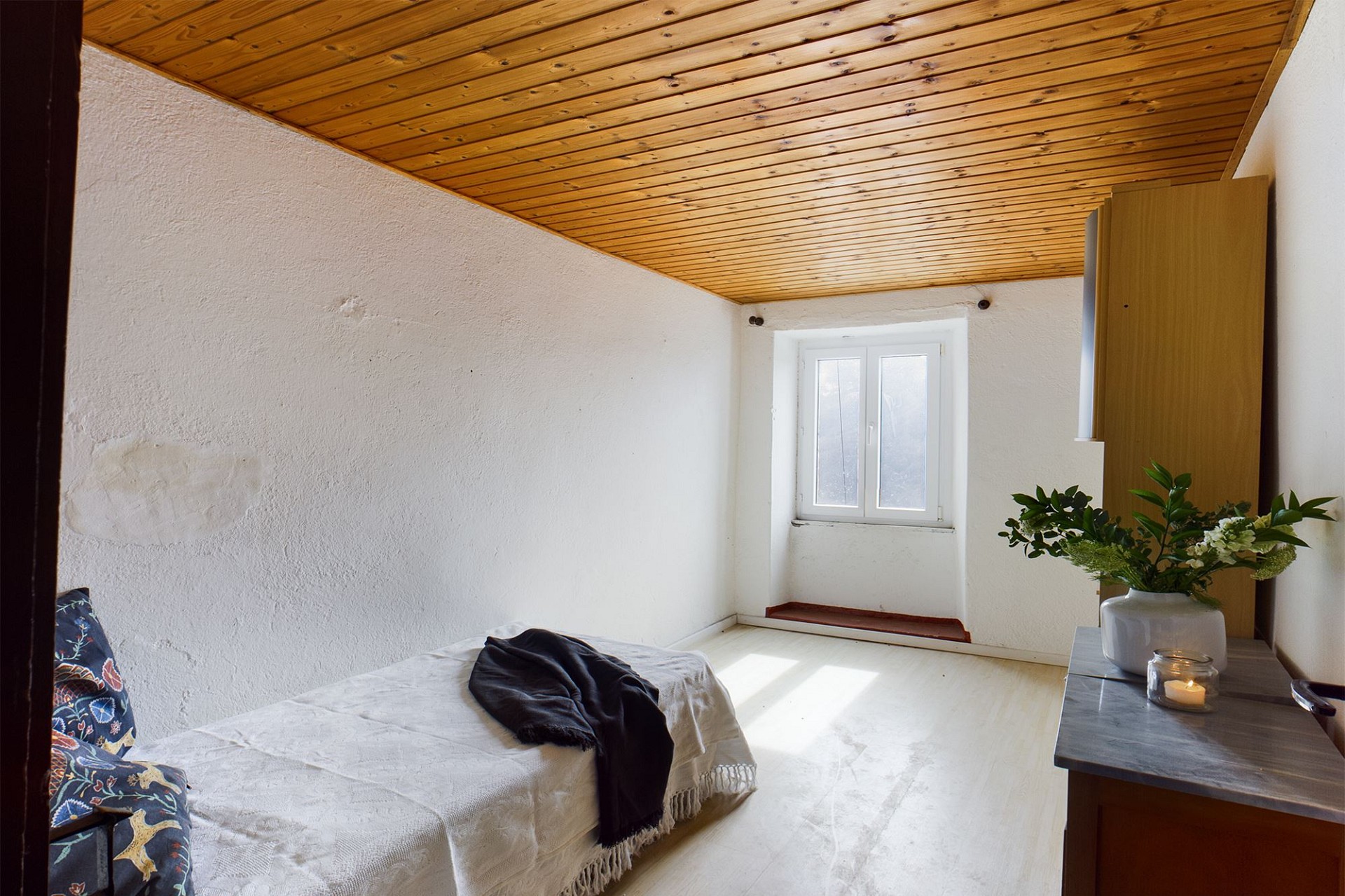 Kleines Schlafzimmer mit Holzdecke
