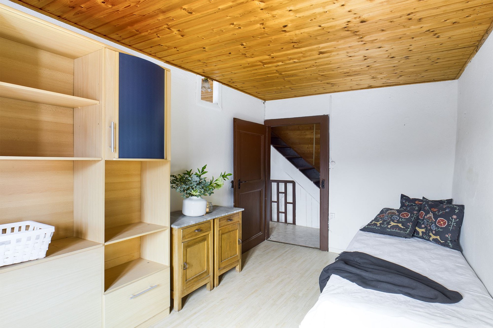 Kleines Schlafzimmer mit Holzdecke