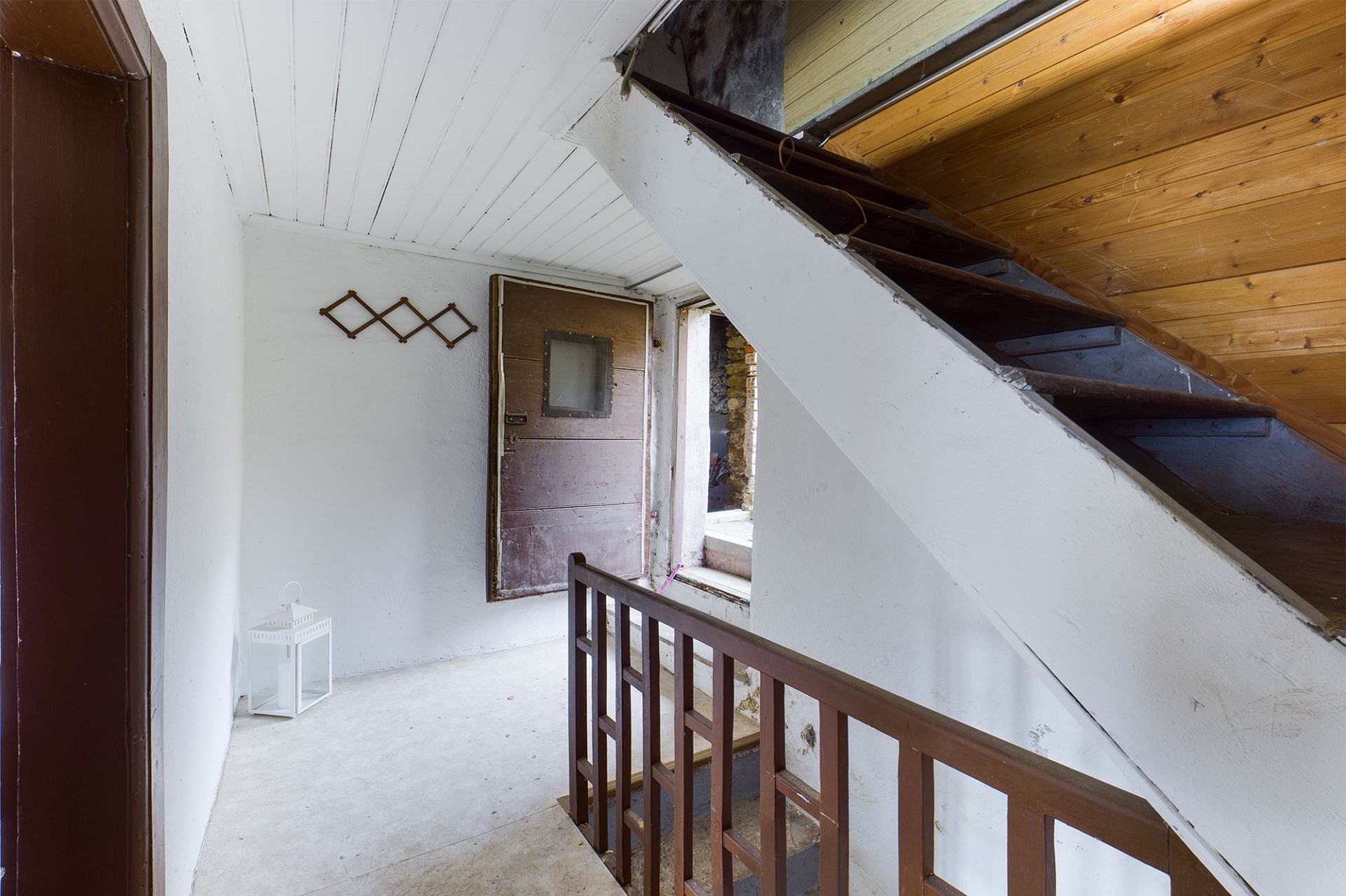 Treppenhaus mit sichtbarer Unterseite der Treppe