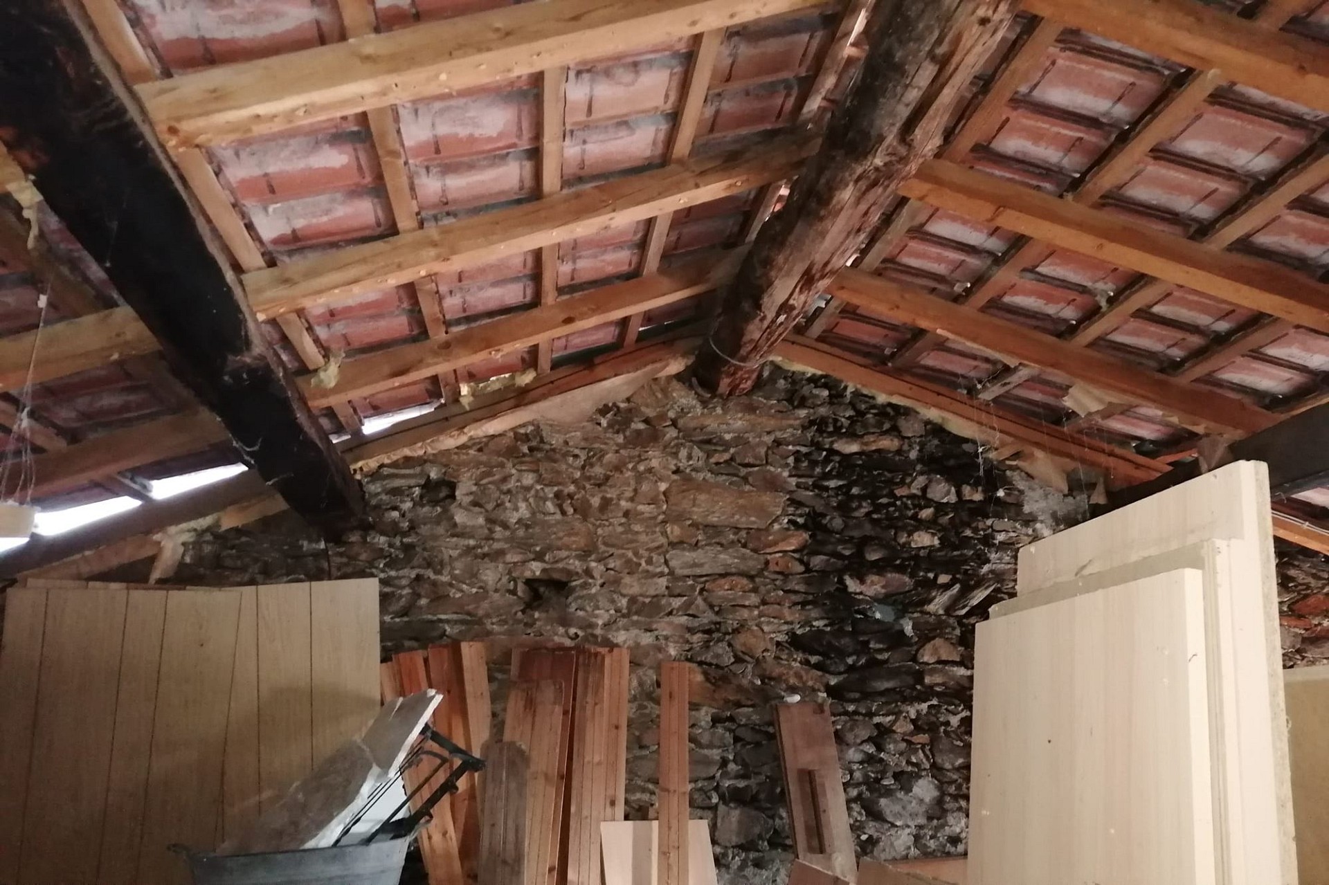 Dachboden im Umbau mit sichtbarer Holzkonstruktion