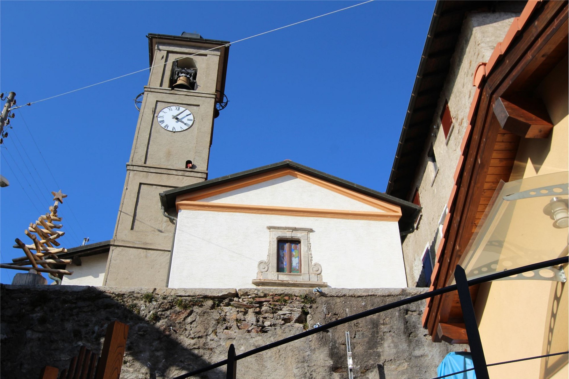 Kirchturm und historische Gebäudeansicht