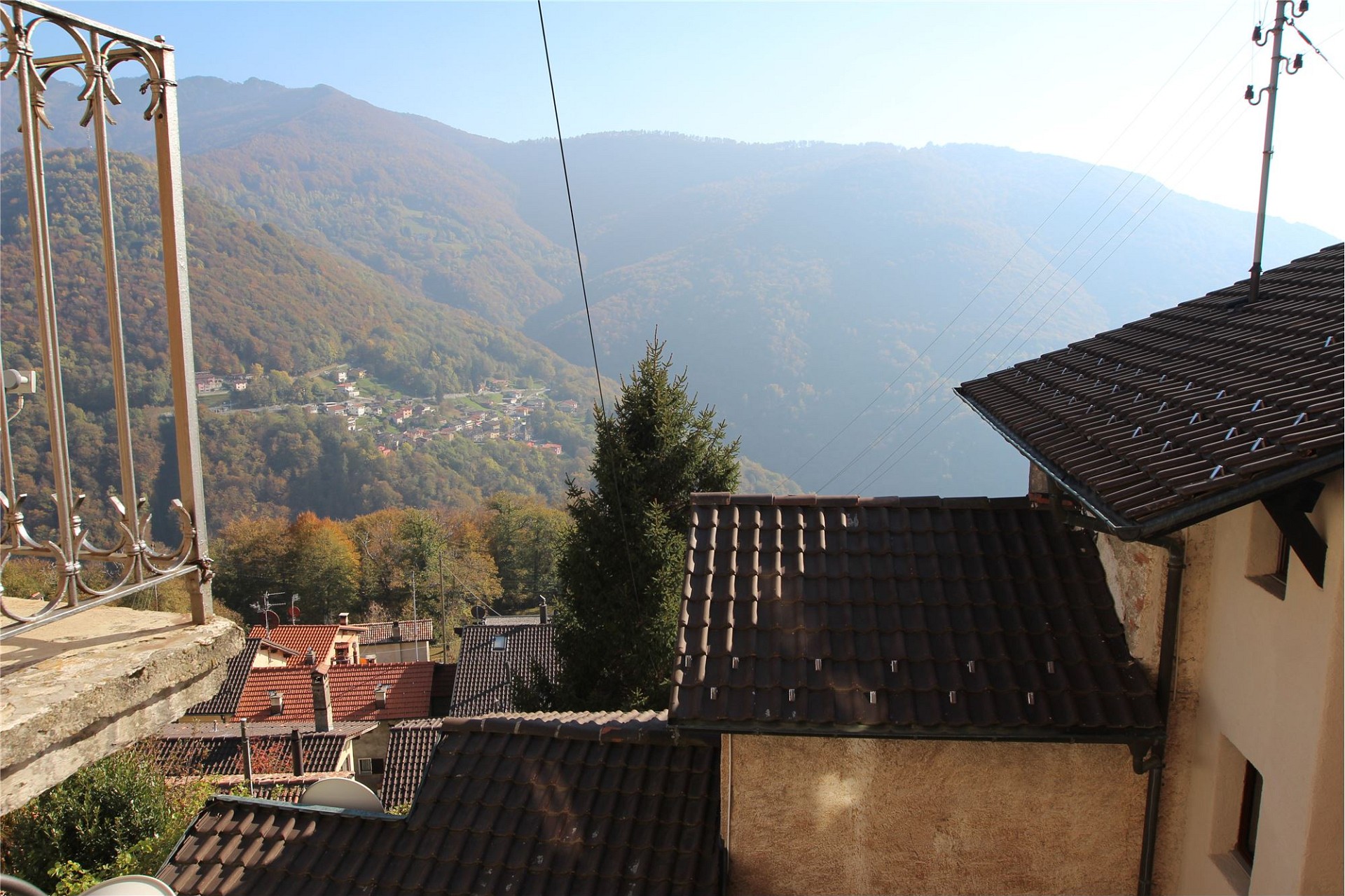 Bergblick über Dächer