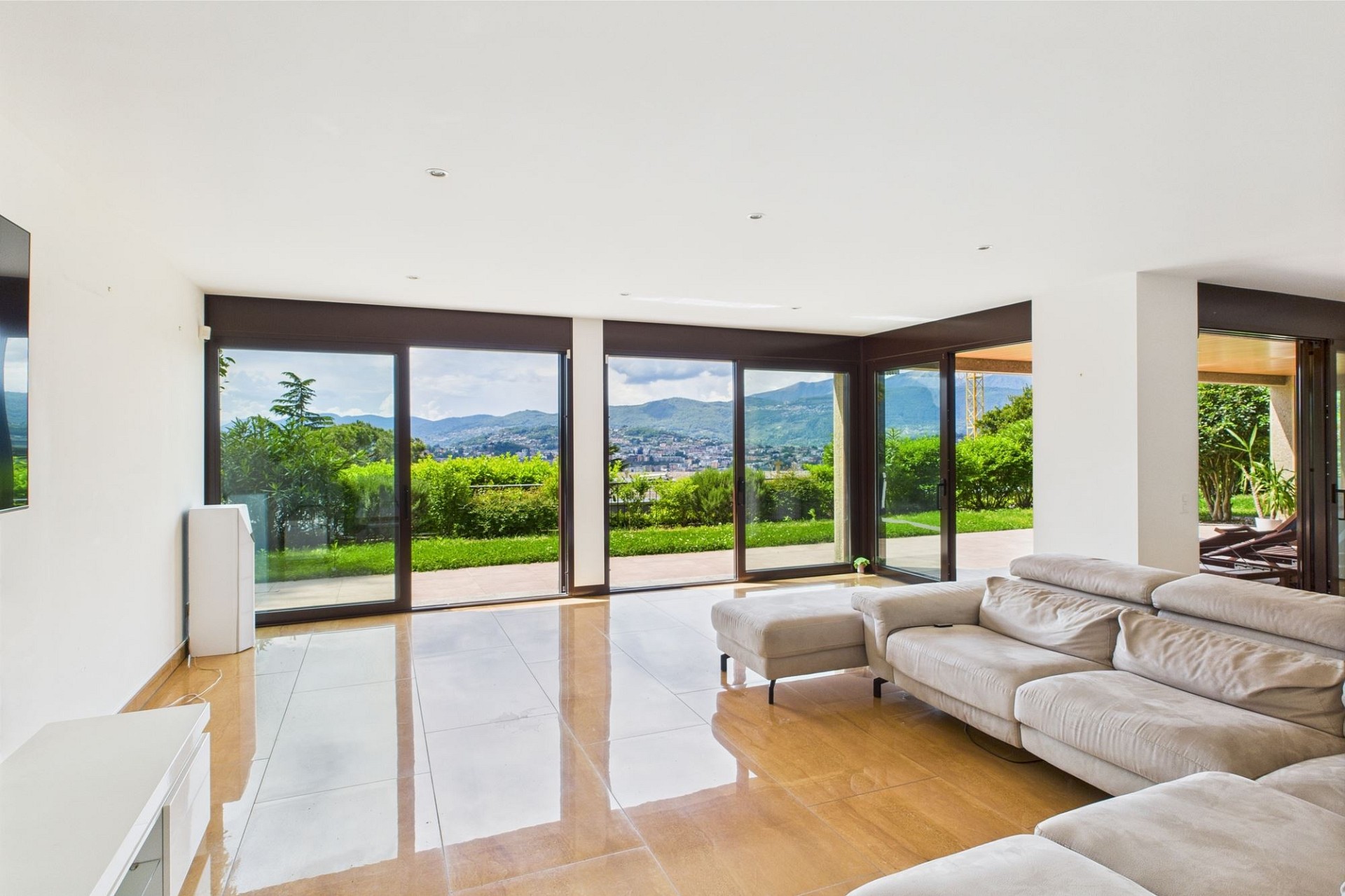 Offener Wohnraum mit Panoramafenstern und Bergblick