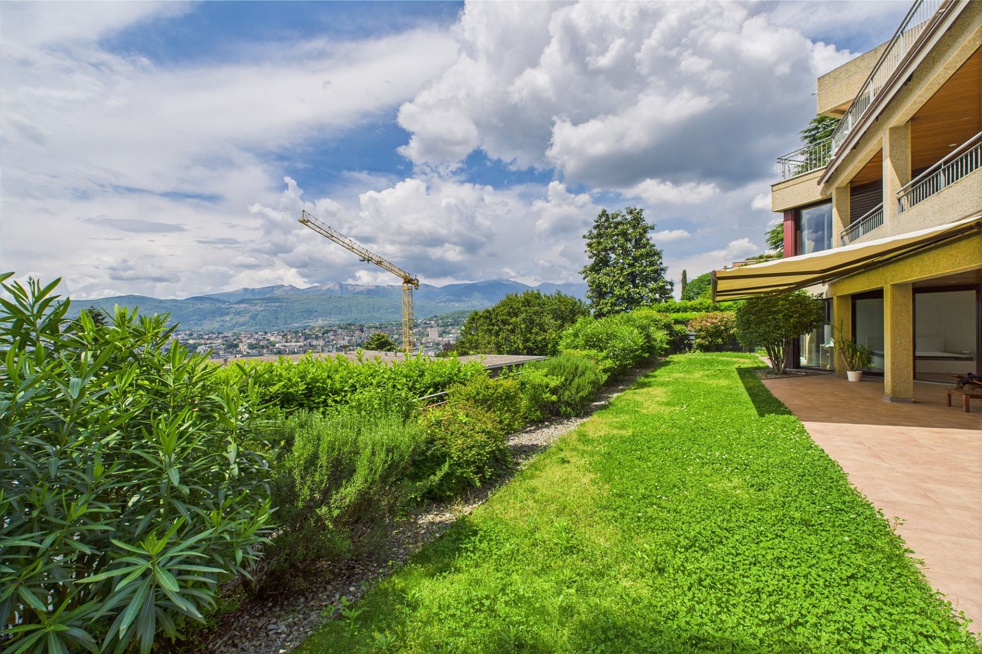 Garten mit Panoramablick und Terrassenbereich