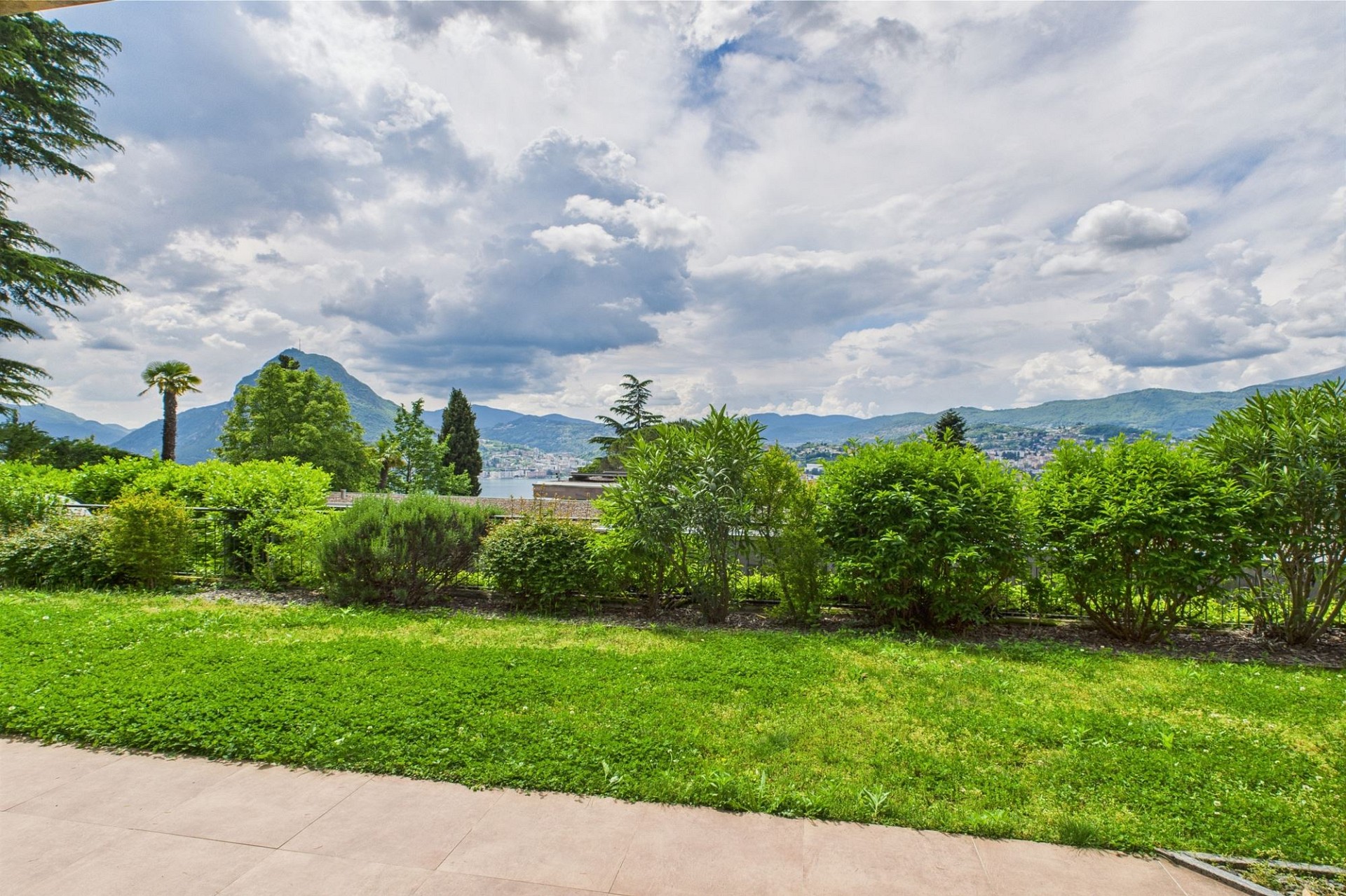 Gartenblick mit Panorama