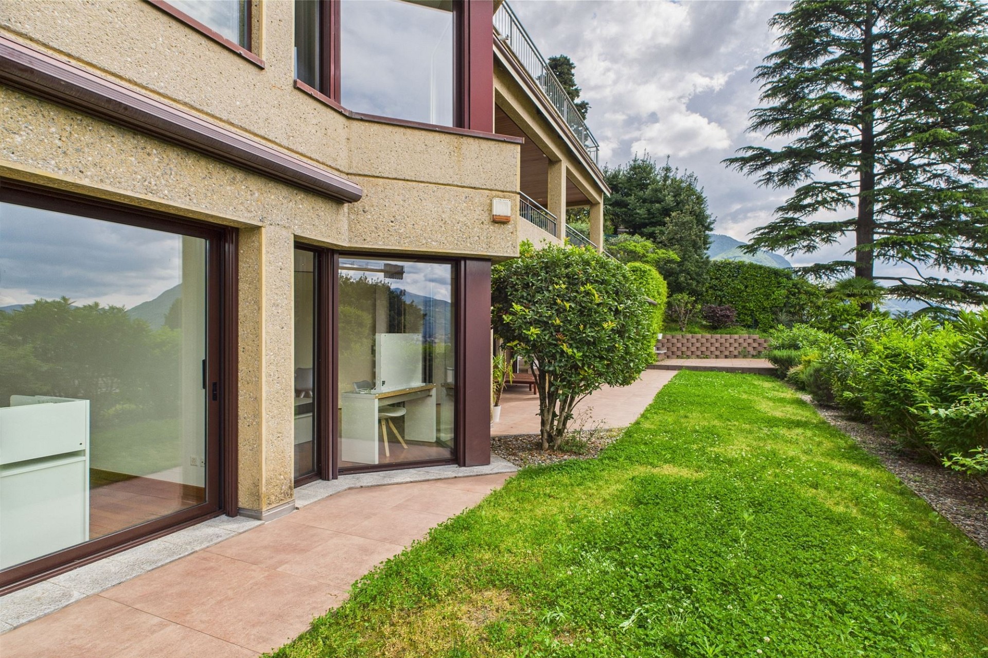 Gartenansicht eines modernen Hauses