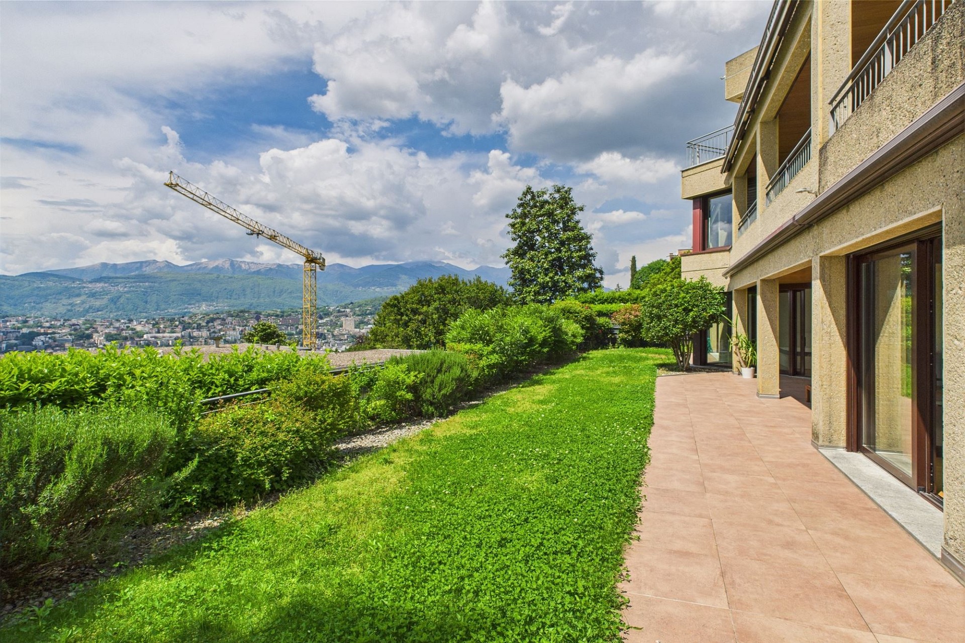 Außenansicht eines Wohngebäudes mit Garten und Bergblick