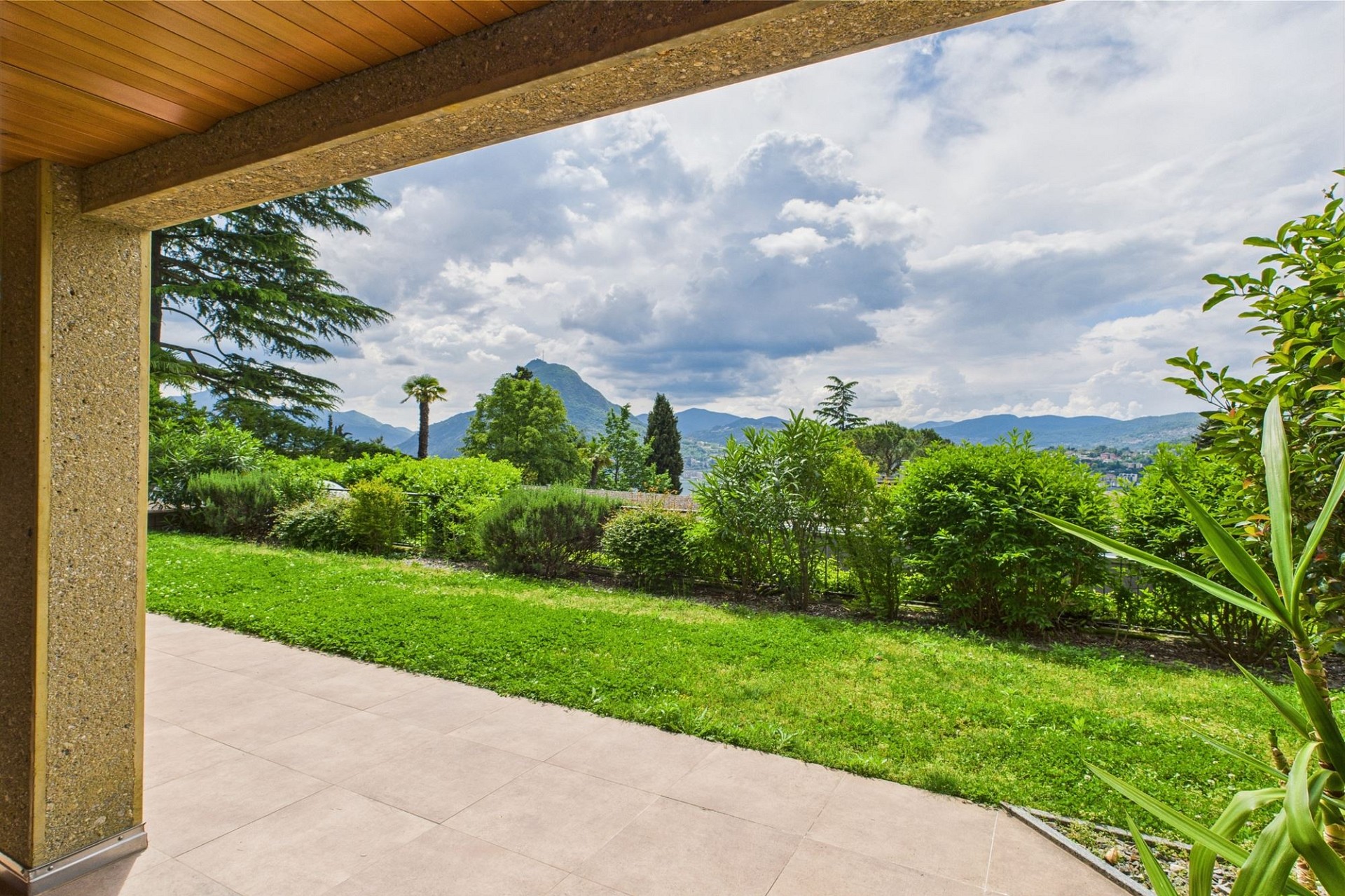 Überdachte Terrasse mit Gartenblick