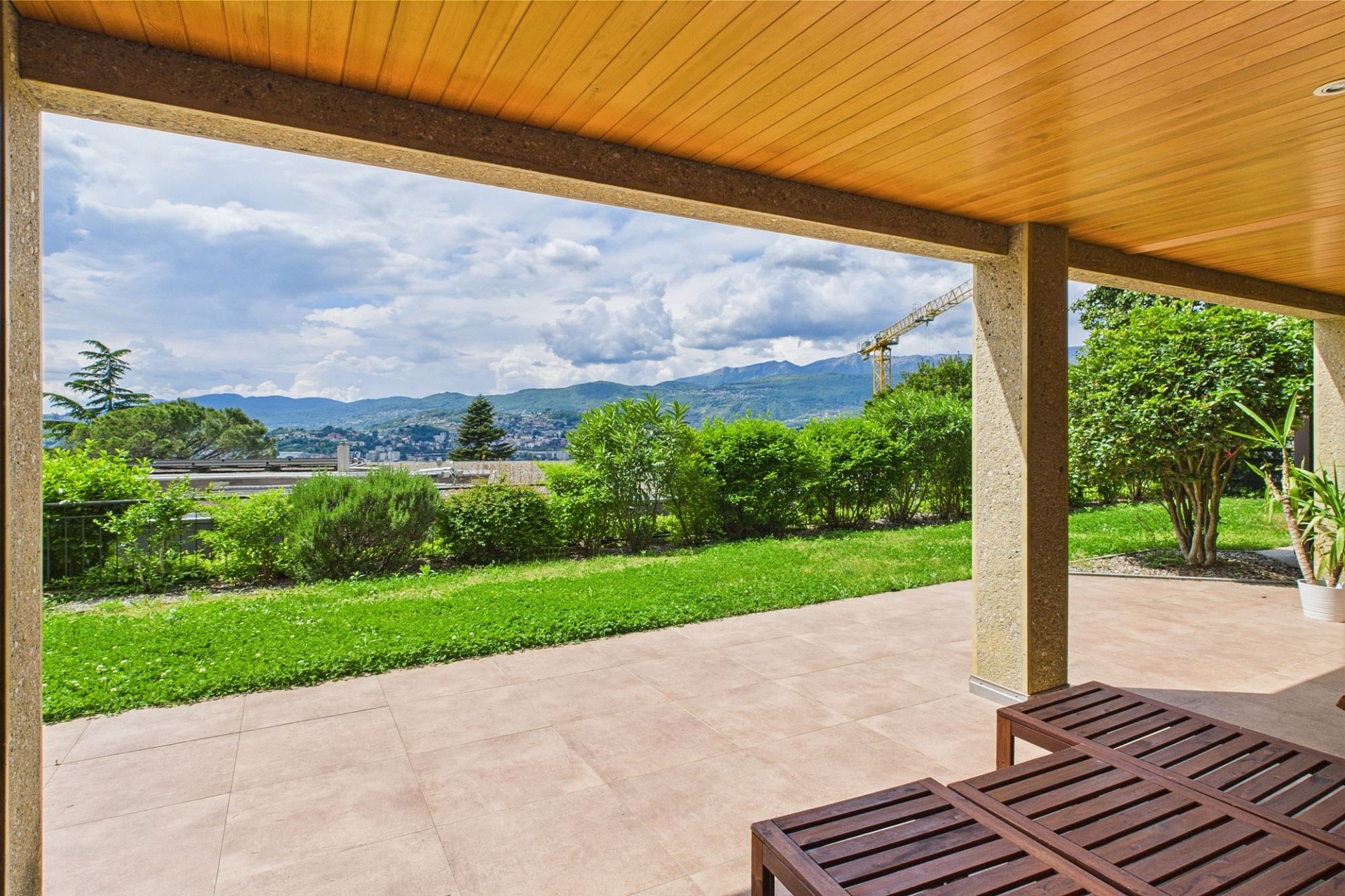 Überdachte Terrasse mit Gartenblick