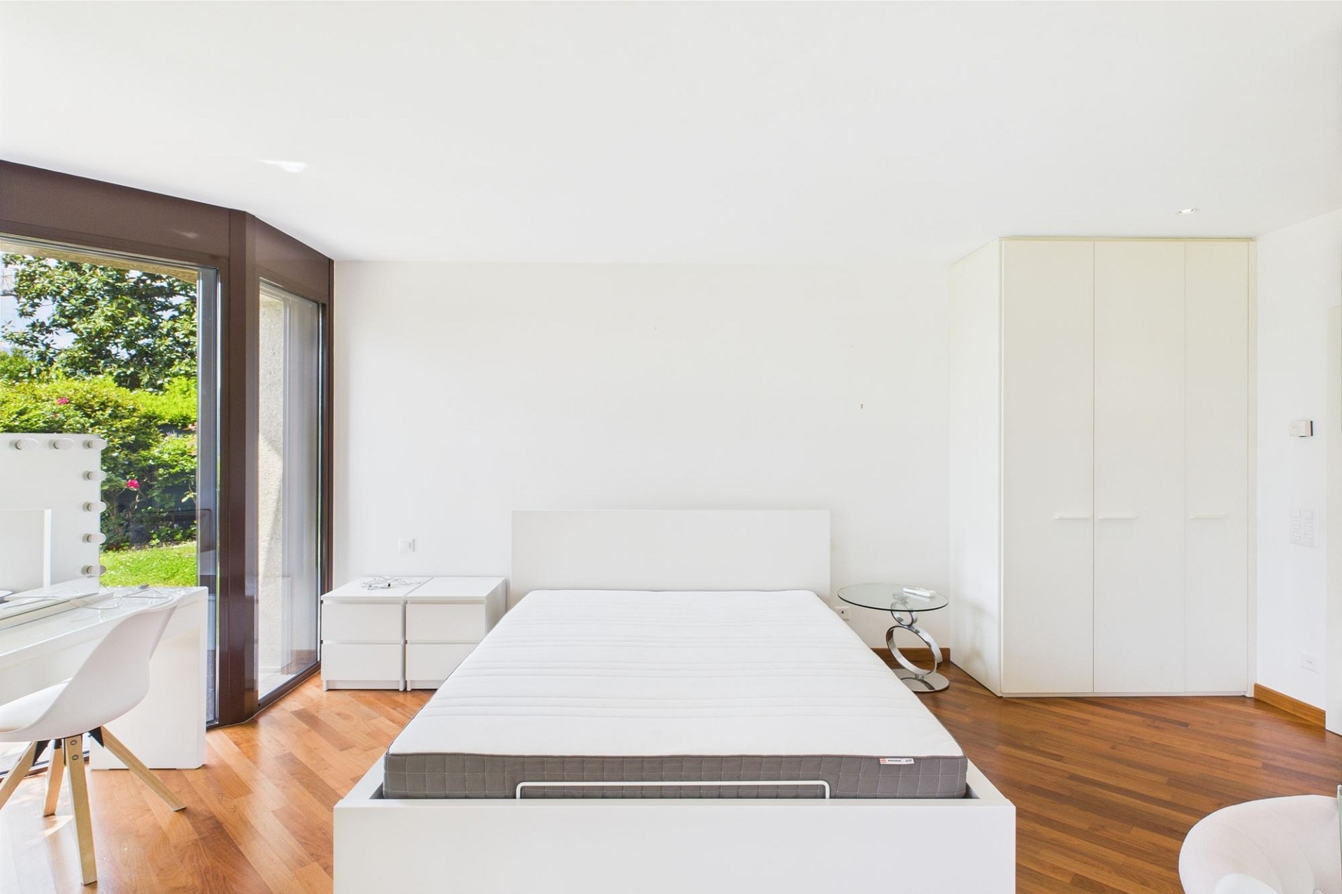 Helles Schlafzimmer mit minimalistischer Einrichtung
