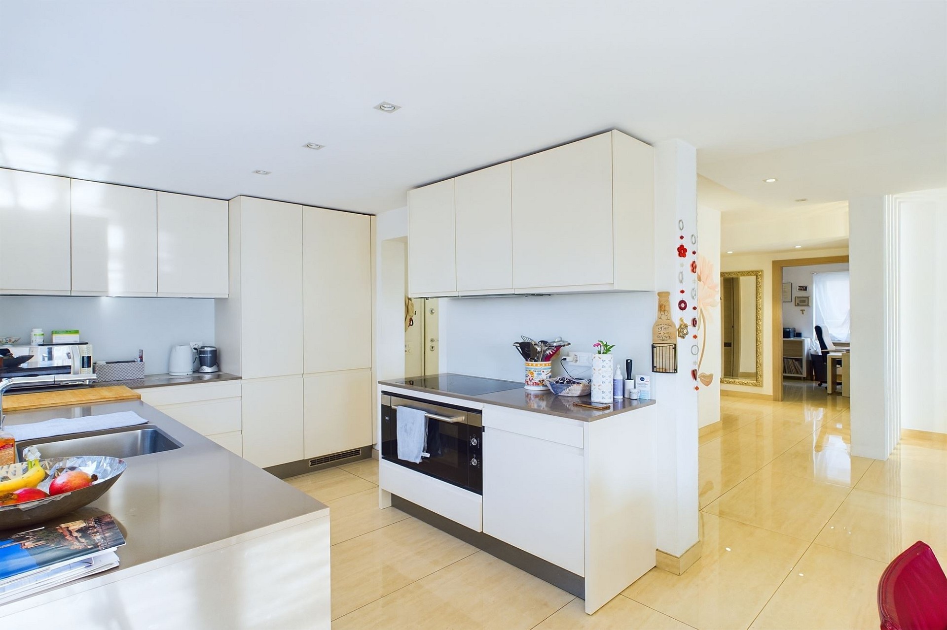 Moderne helle Küche mit offenem Grundriss