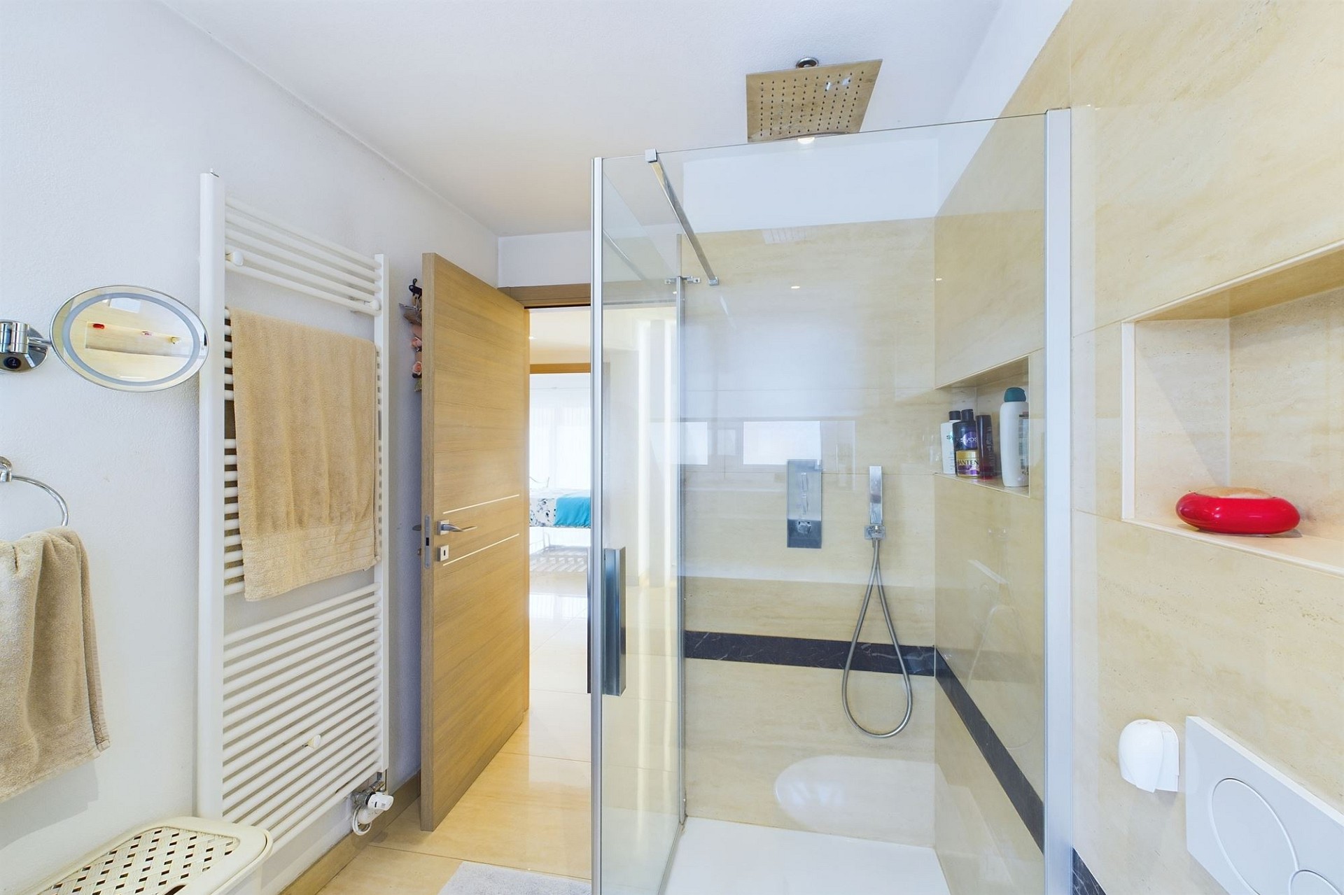 Helles Badezimmer mit Glasdusche
