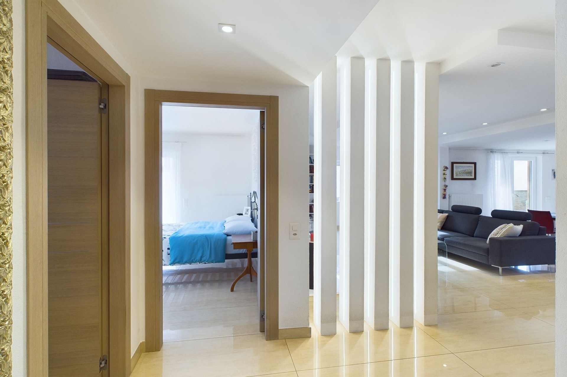 Heller Flur mit Blick in Schlafzimmer und Wohnbereich