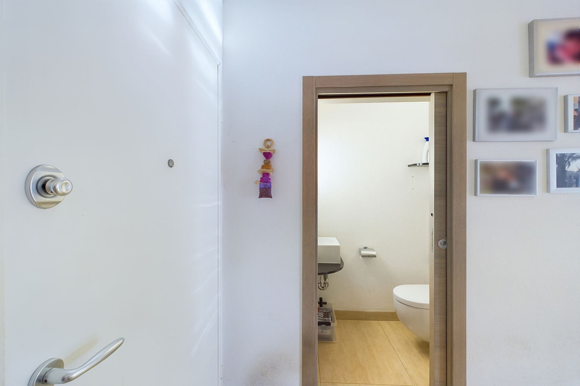 Blick auf einen Flur mit offenem Gäste-WC