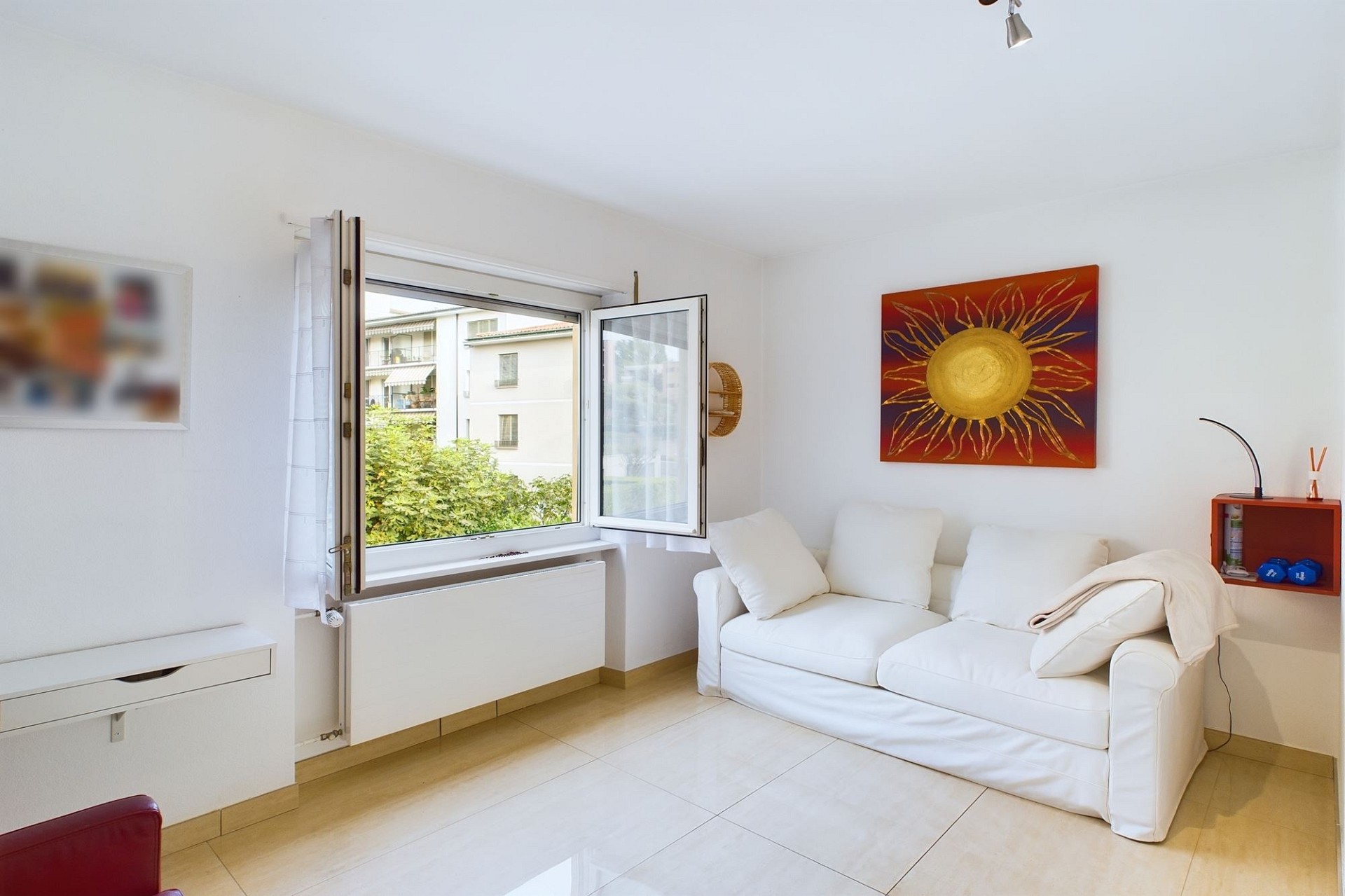 Heller Wohnraum mit offener Fensterfront