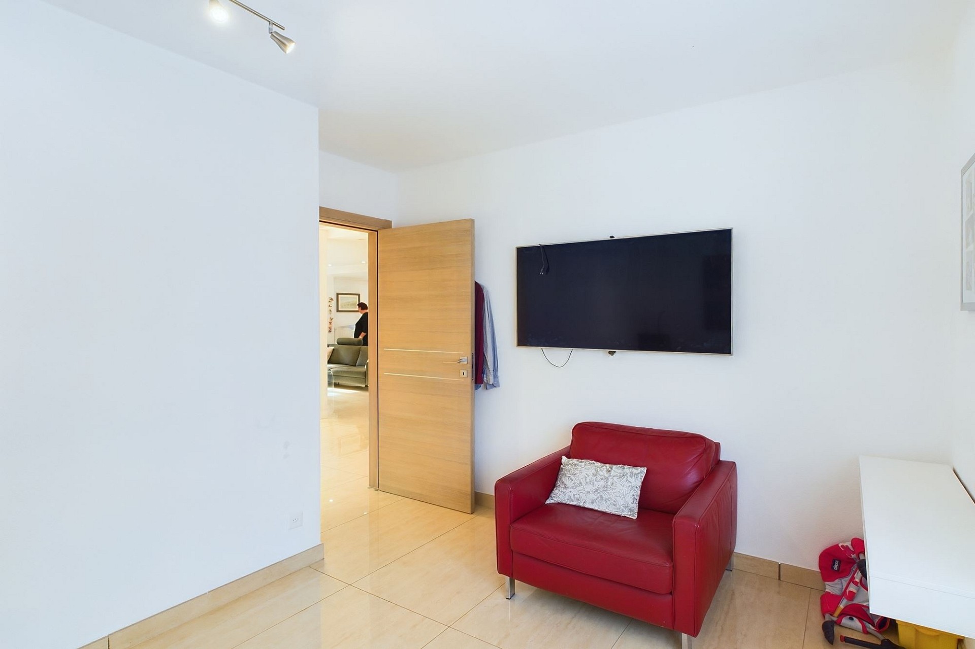 Modernes, helles Zimmer mit TV und Sessel