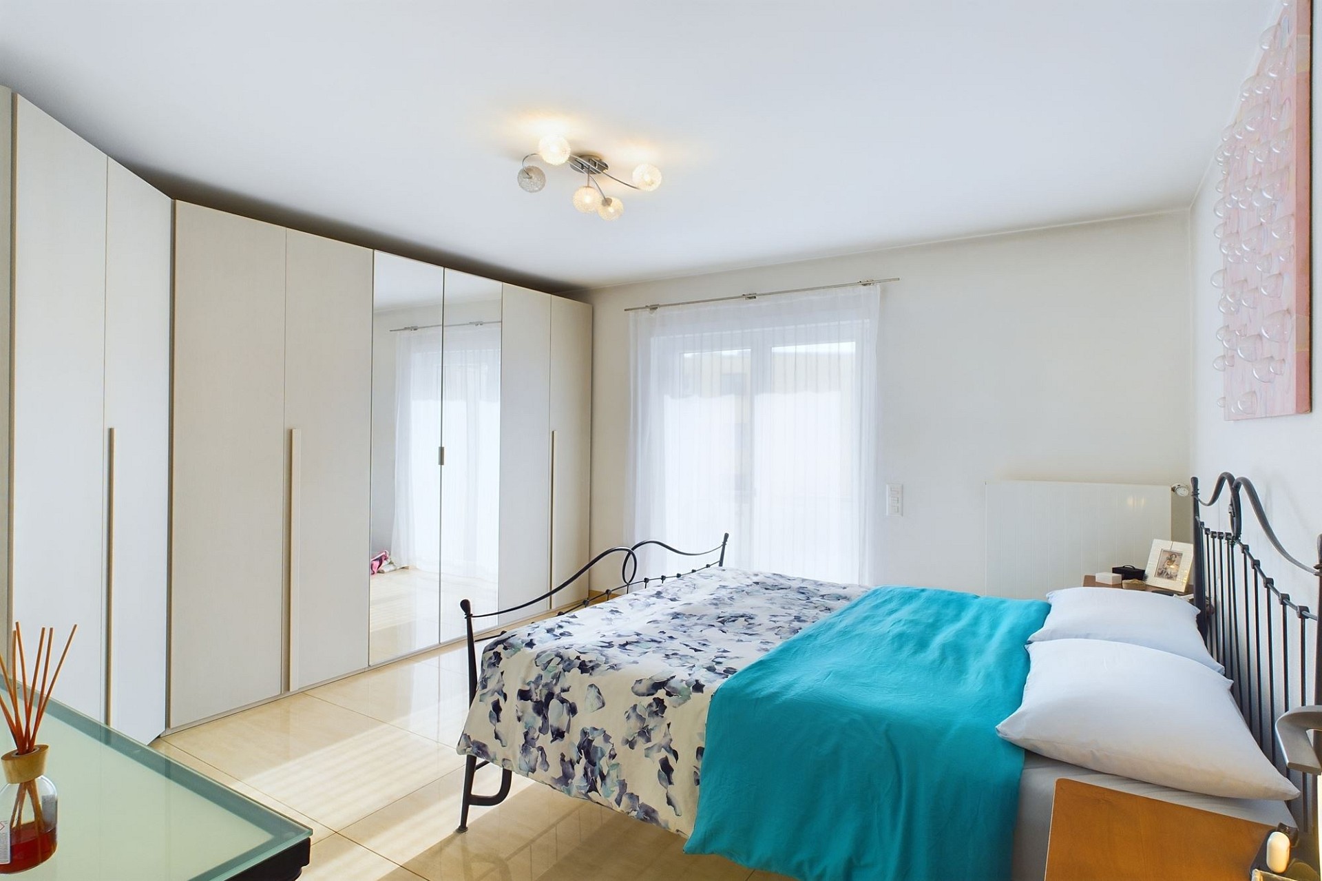 Helles Schlafzimmer mit Einbauschrank