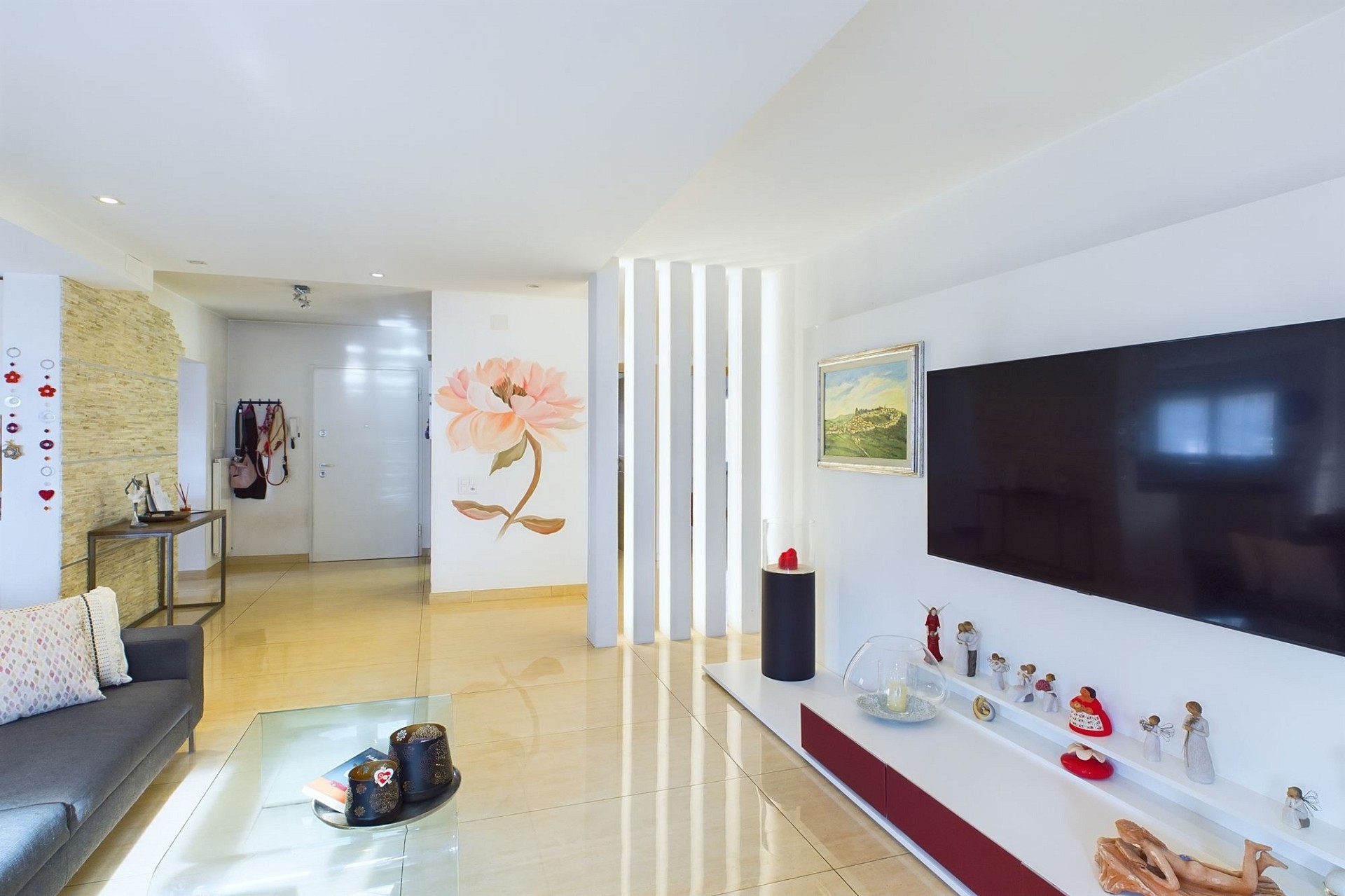 Heller Wohnbereich mit moderner TV-Wand