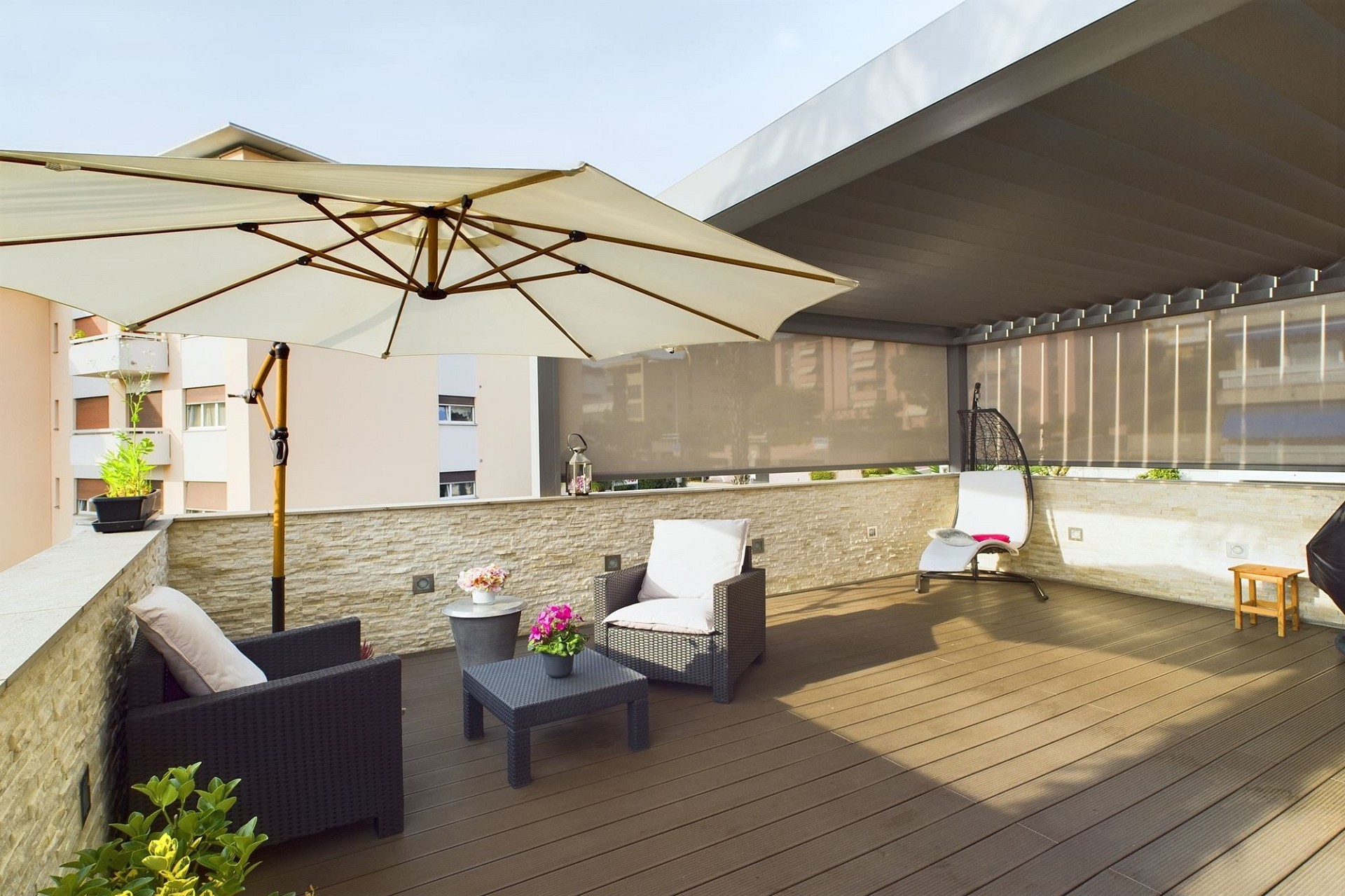 Große überdachte Dachterrasse mit Lounge-Möbeln