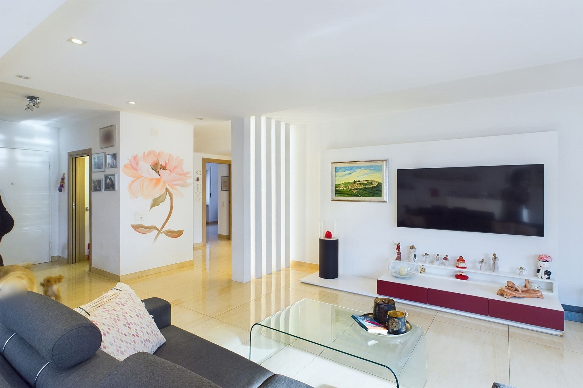 Heller, moderner Wohnraum mit TV-Wand