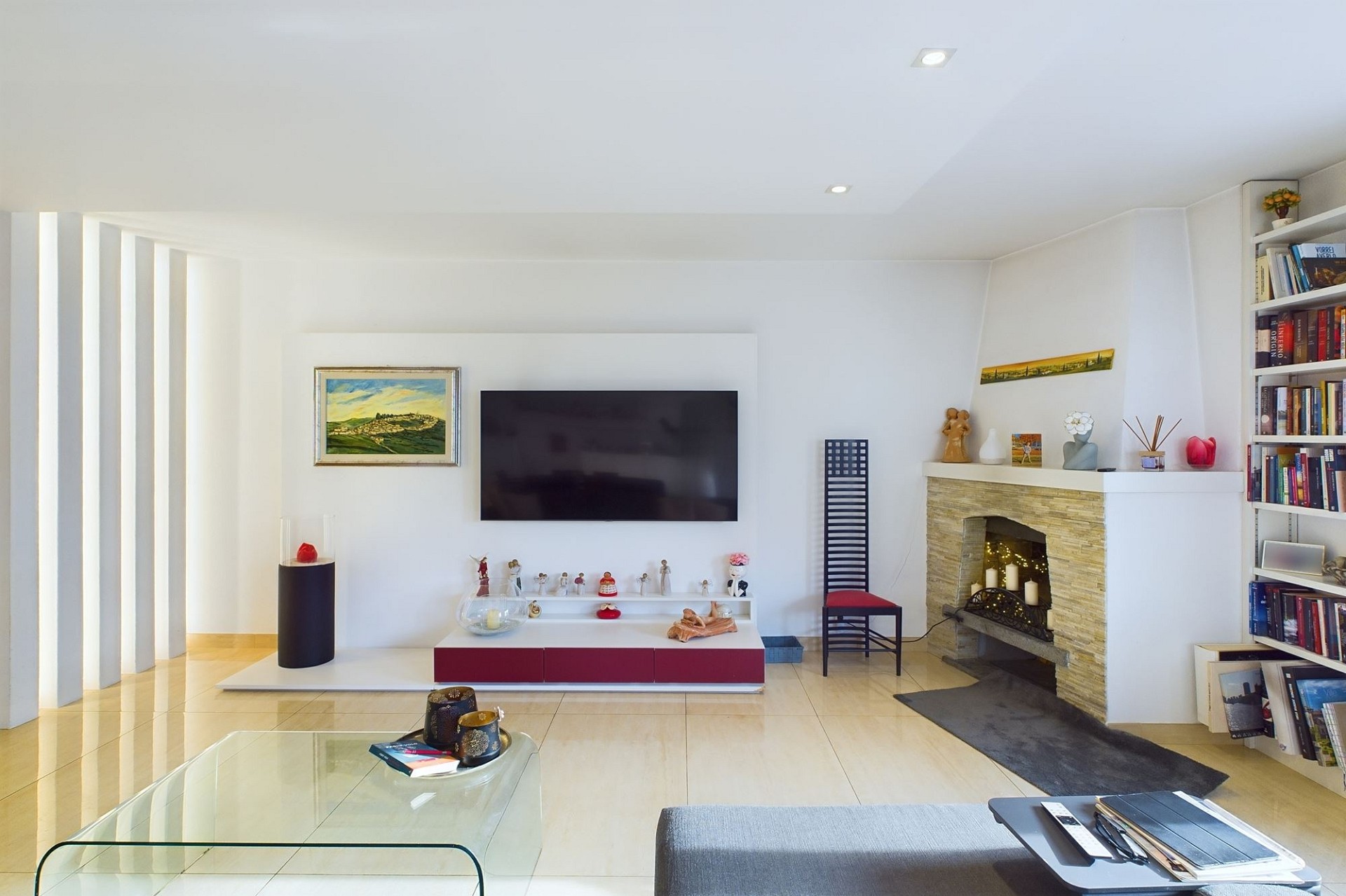 Helles Wohnzimmer mit Kamin und TV-Wand