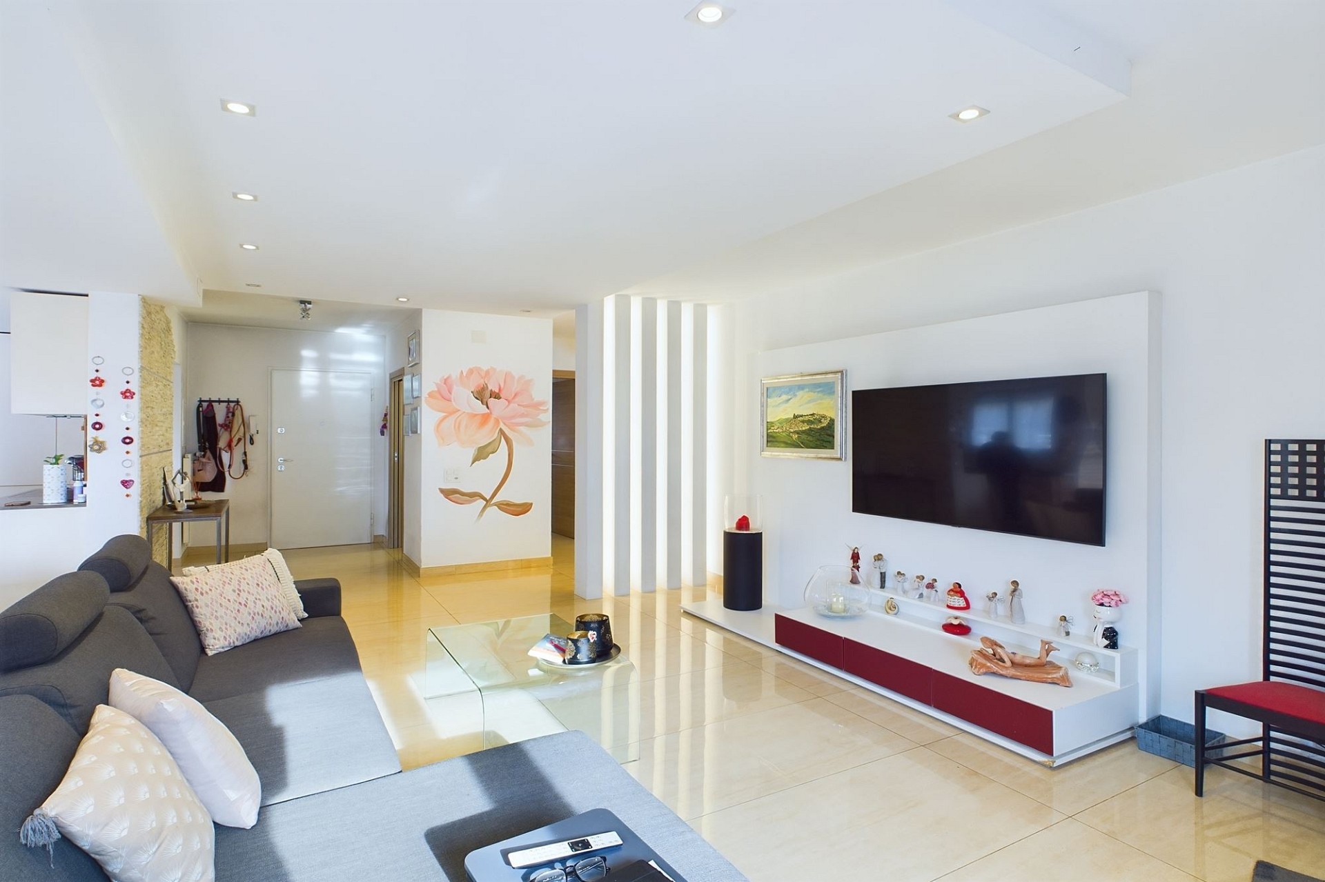 Heller Wohnbereich mit TV-Wand
