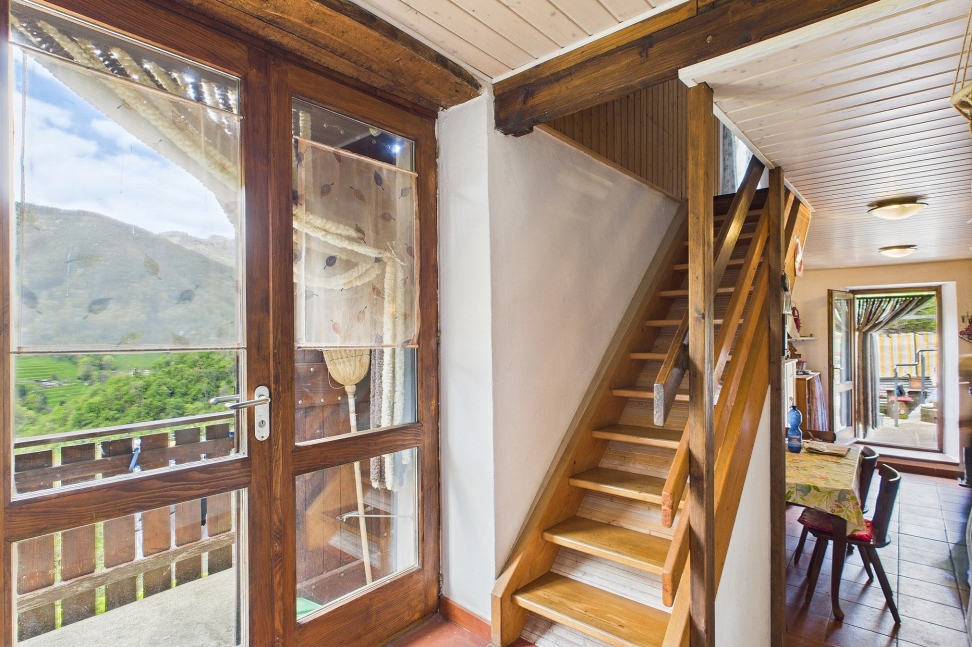 Treppenhaus mit Balkonblick