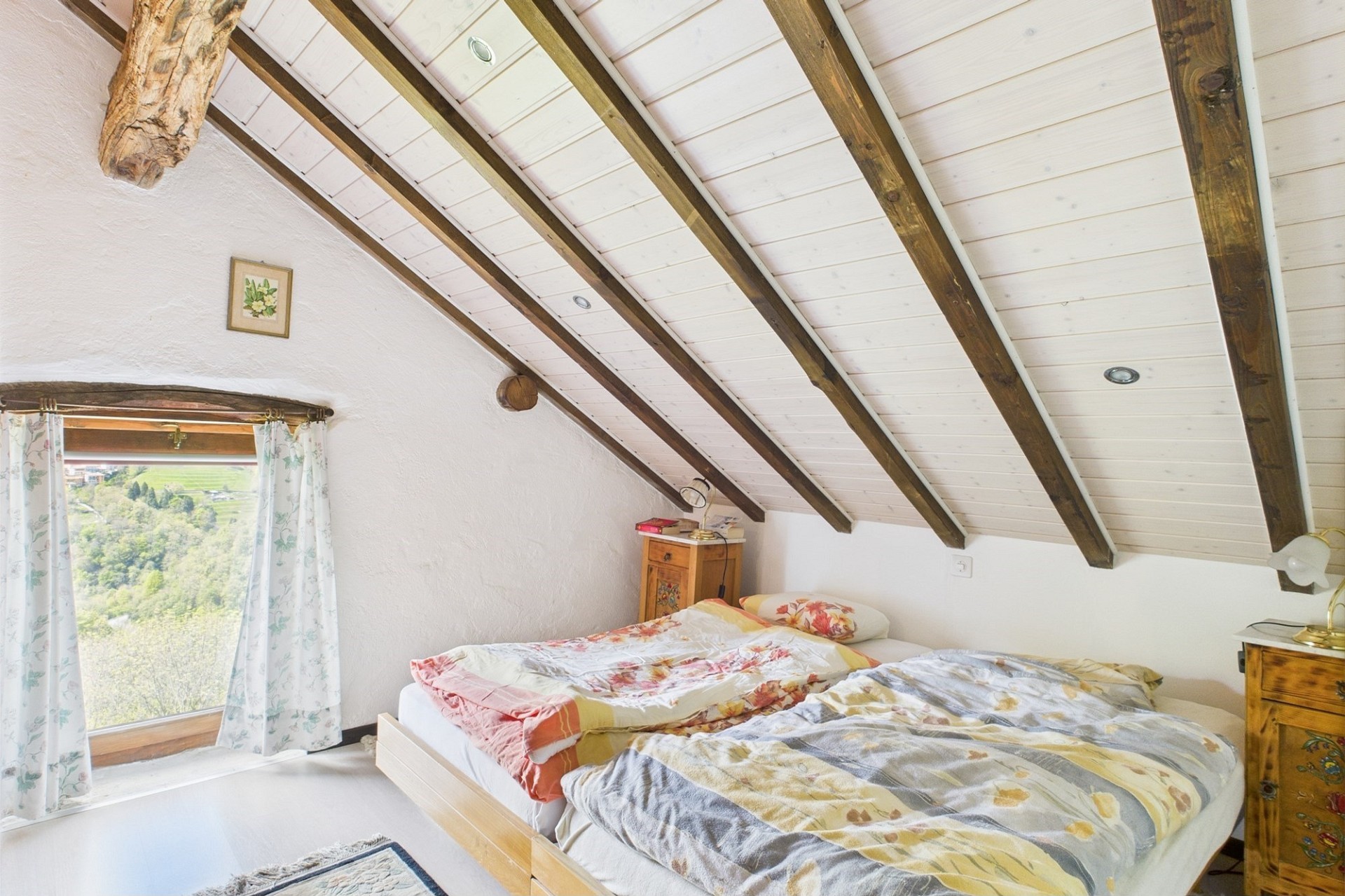 Gemütliches Dachgeschoss-Schlafzimmer mit Blick ins Grüne
