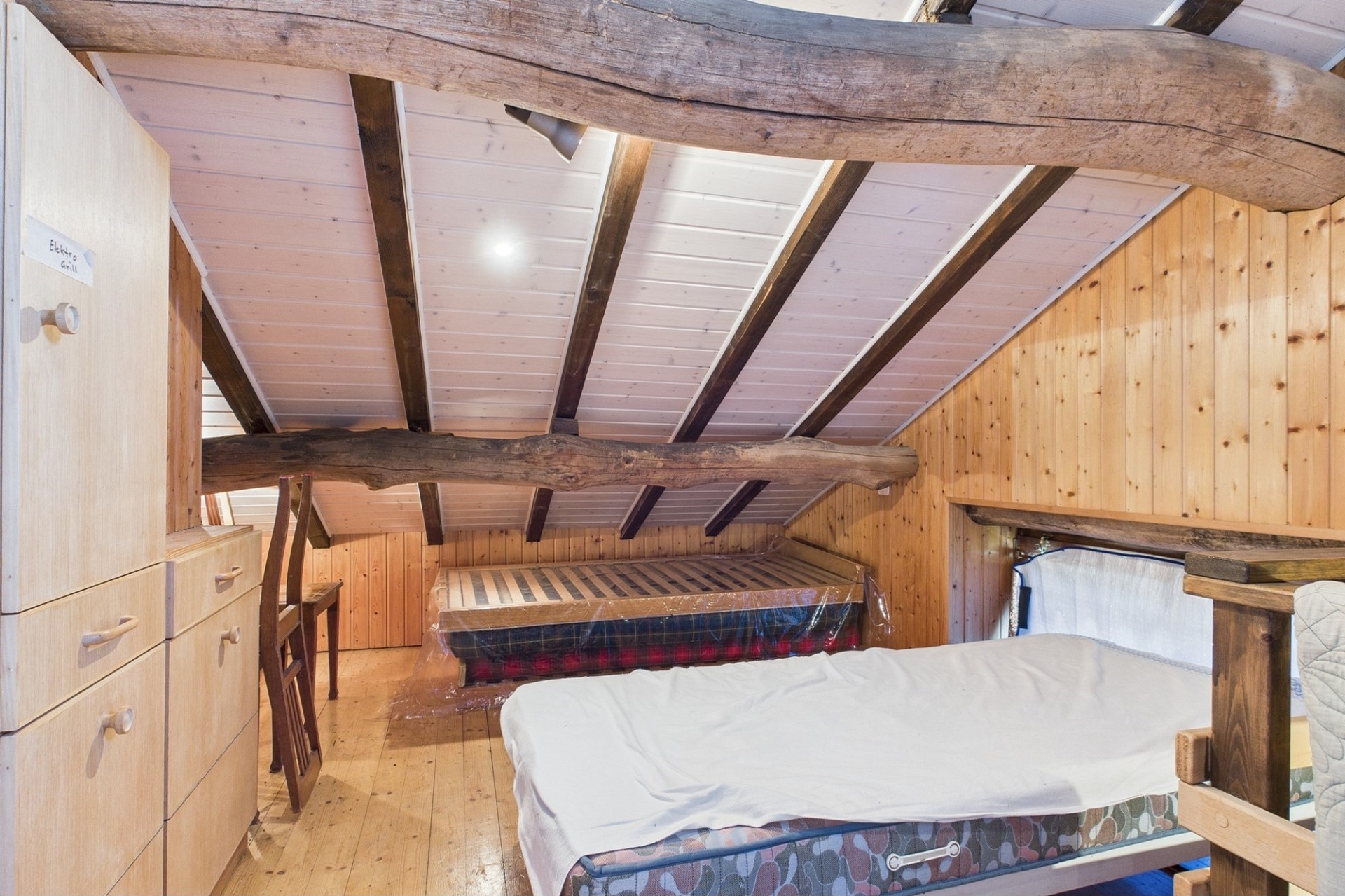 Gemütliches Dachzimmer mit Holzbalken