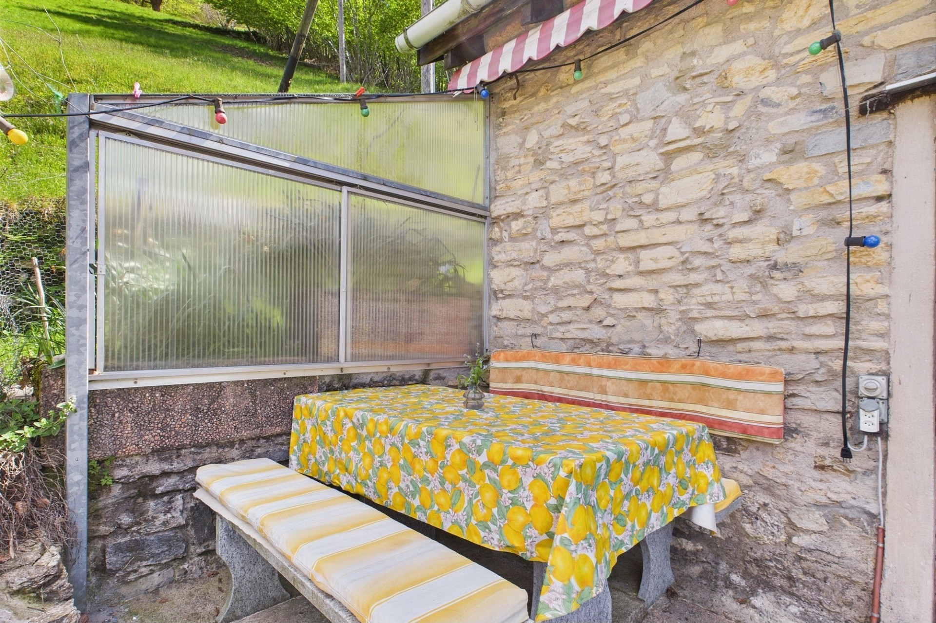 Gemütliche Gartenecke mit Sitzplatz
