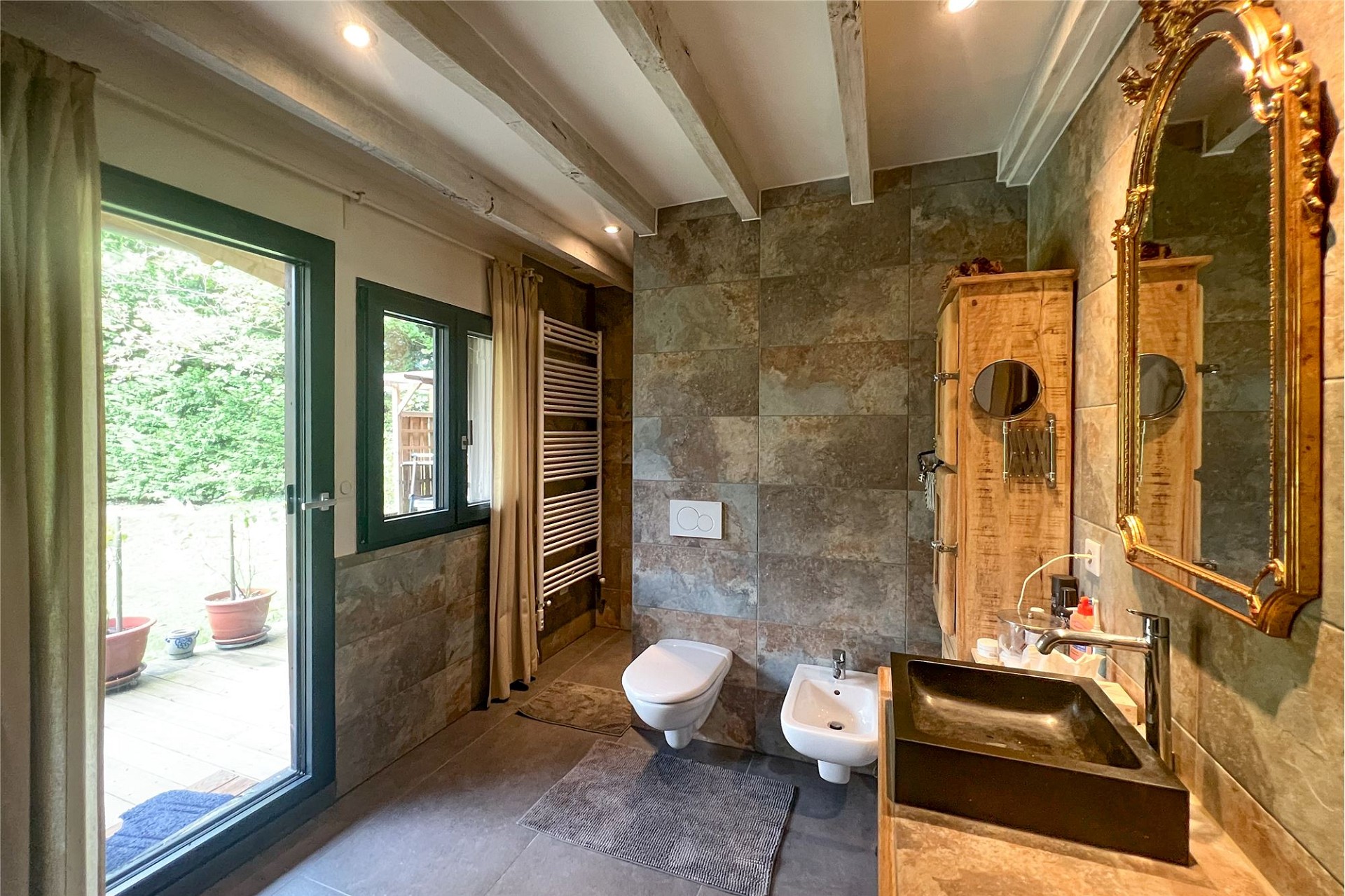 Rustikales Badezimmer mit Naturstein und Holz