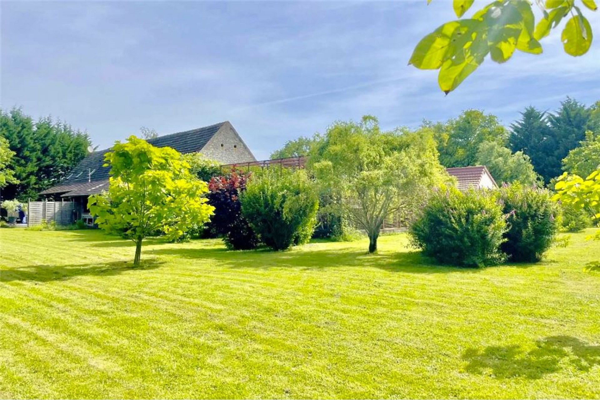 Großer Garten mit Wohnhaus