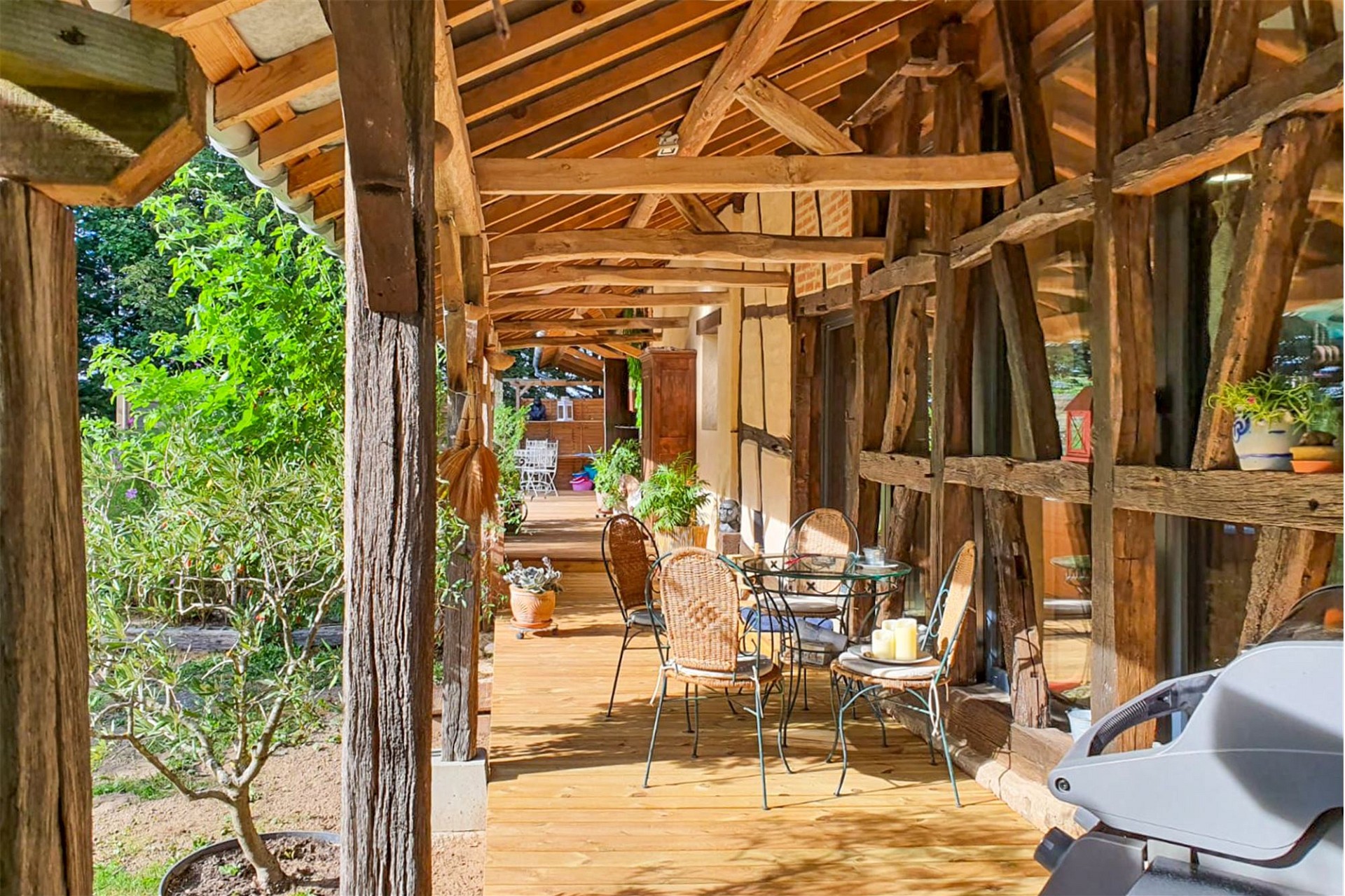 Überdachte Holzveranda mit Sitzbereich