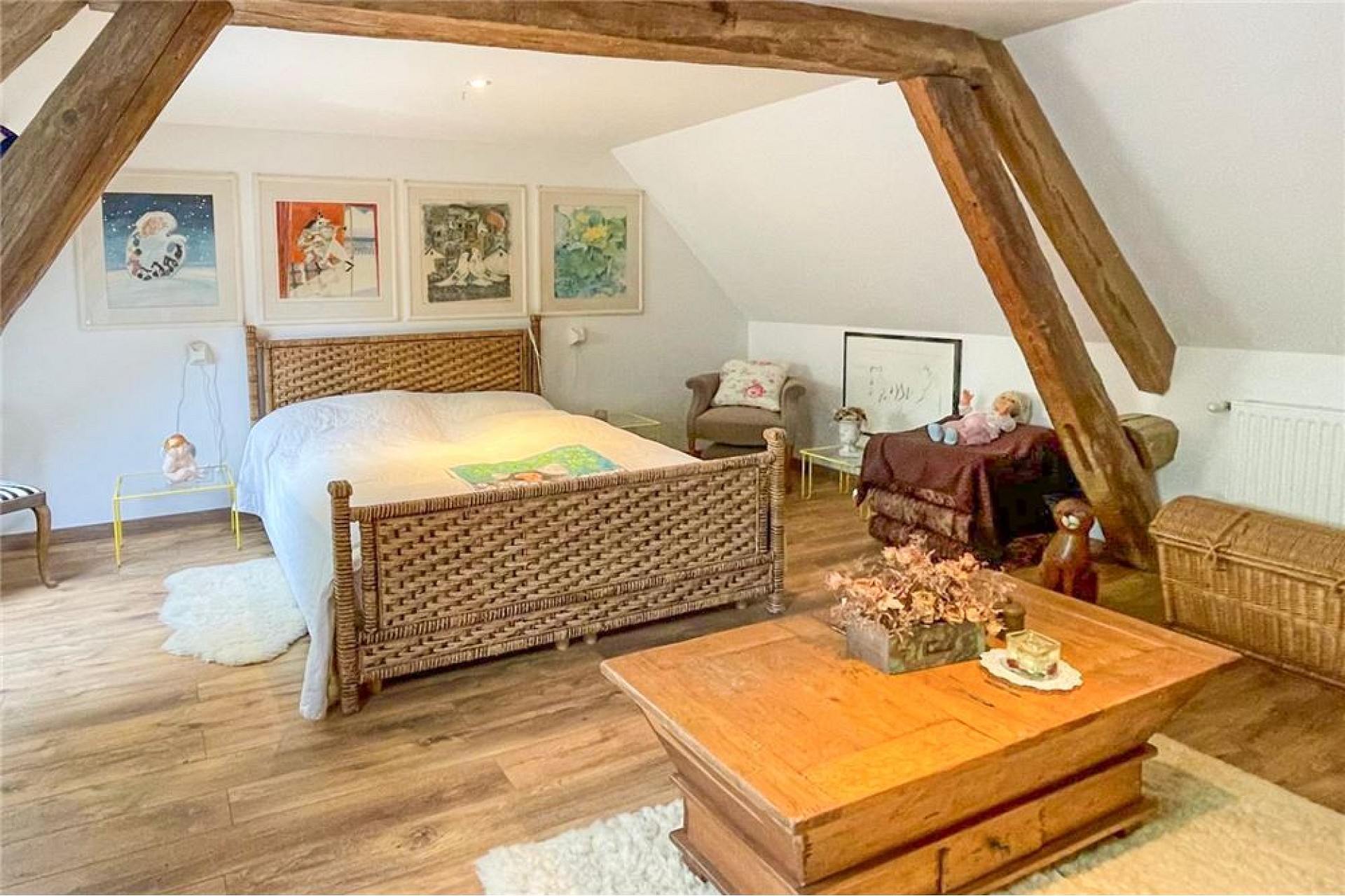Gemütliches Dachgeschoss-Schlafzimmer mit sichtbaren Holzbalken
