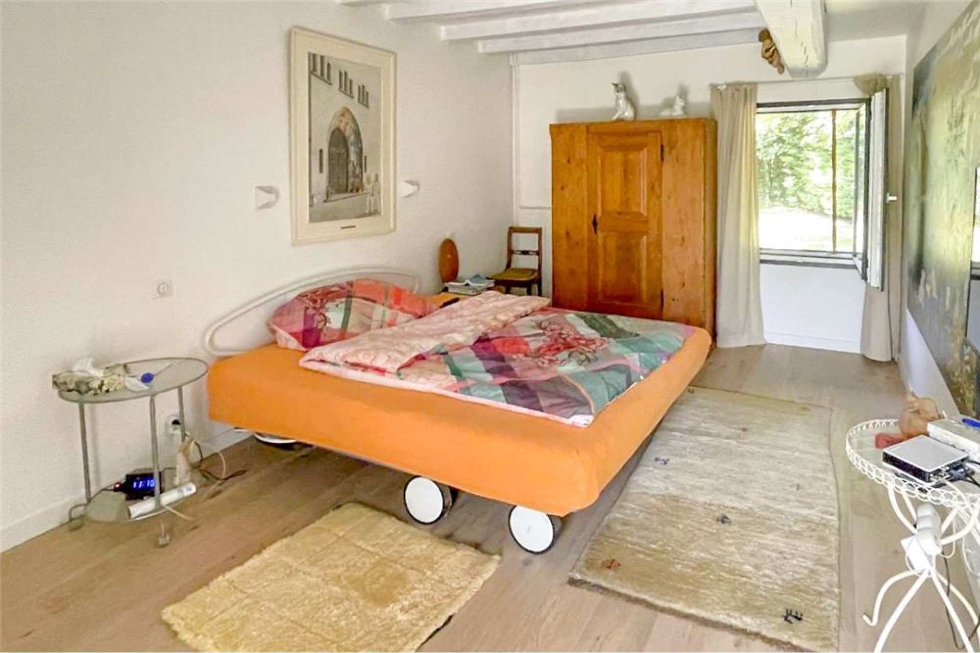 Schlafzimmer mit Bett und Holzschrank