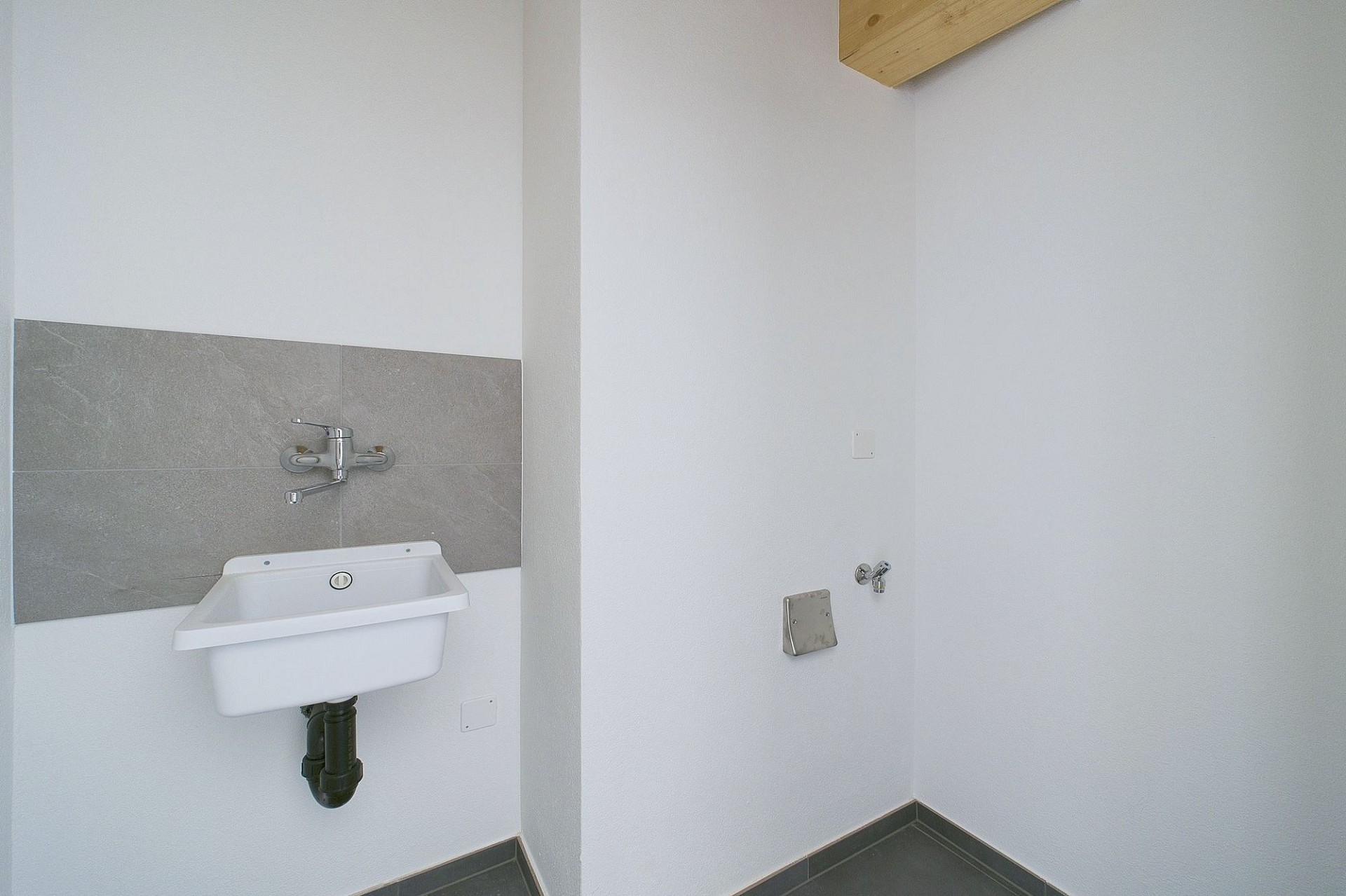 Hauswirtschaftsraum mit Wandwaschbecken