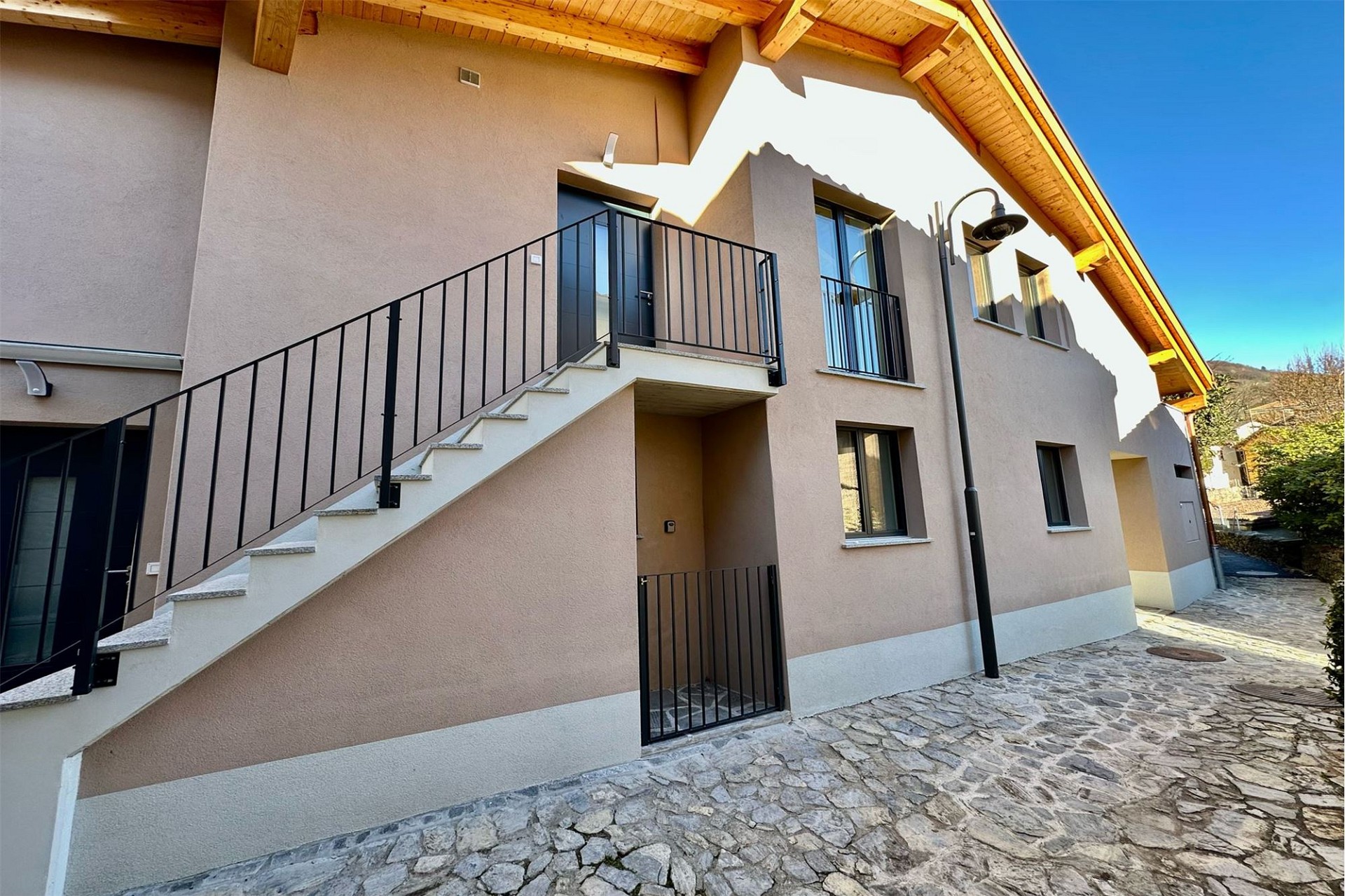 Außenansicht eines Hauses mit Außentreppe