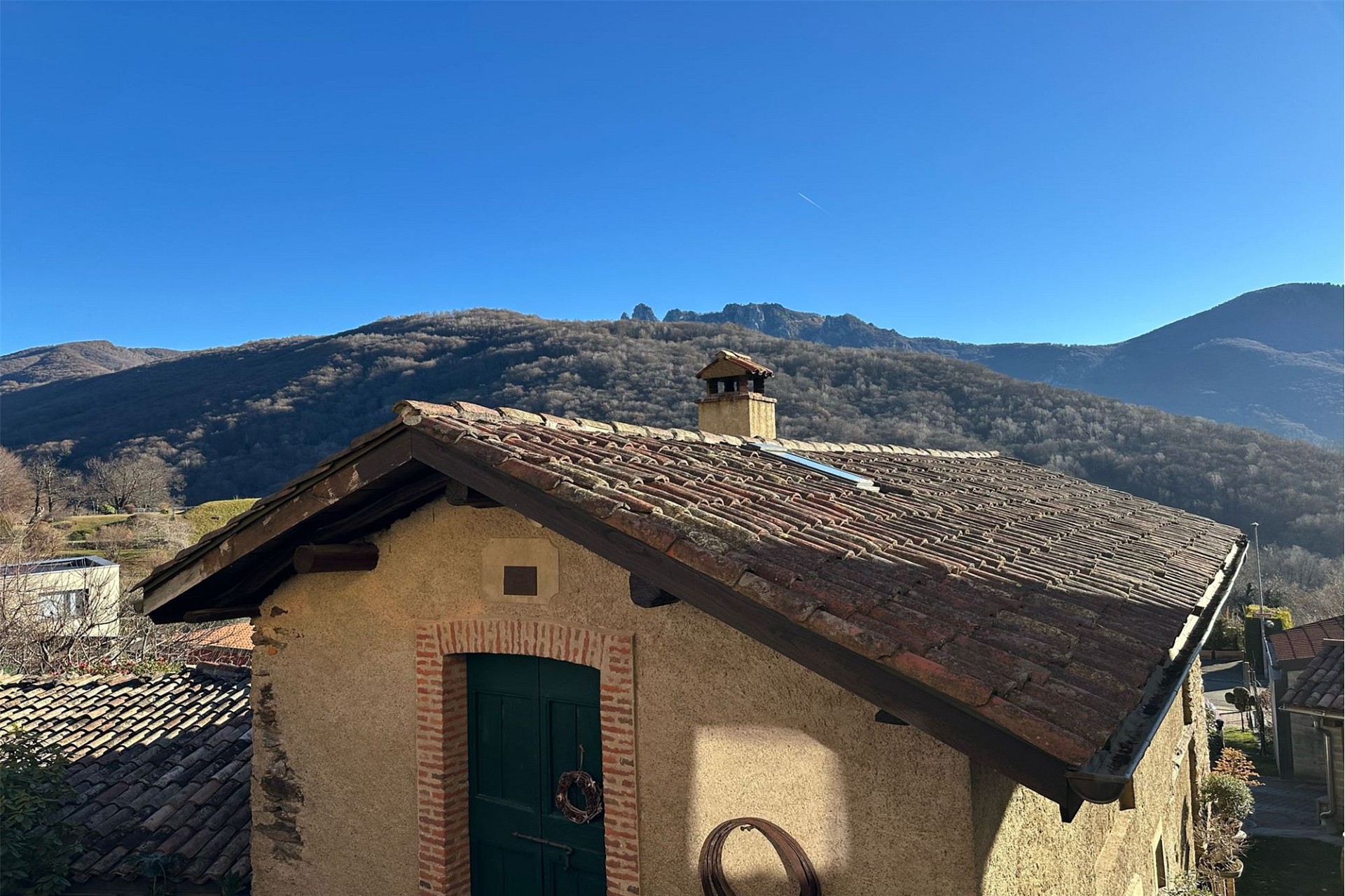 Alpenhaus mit Ziegeldach