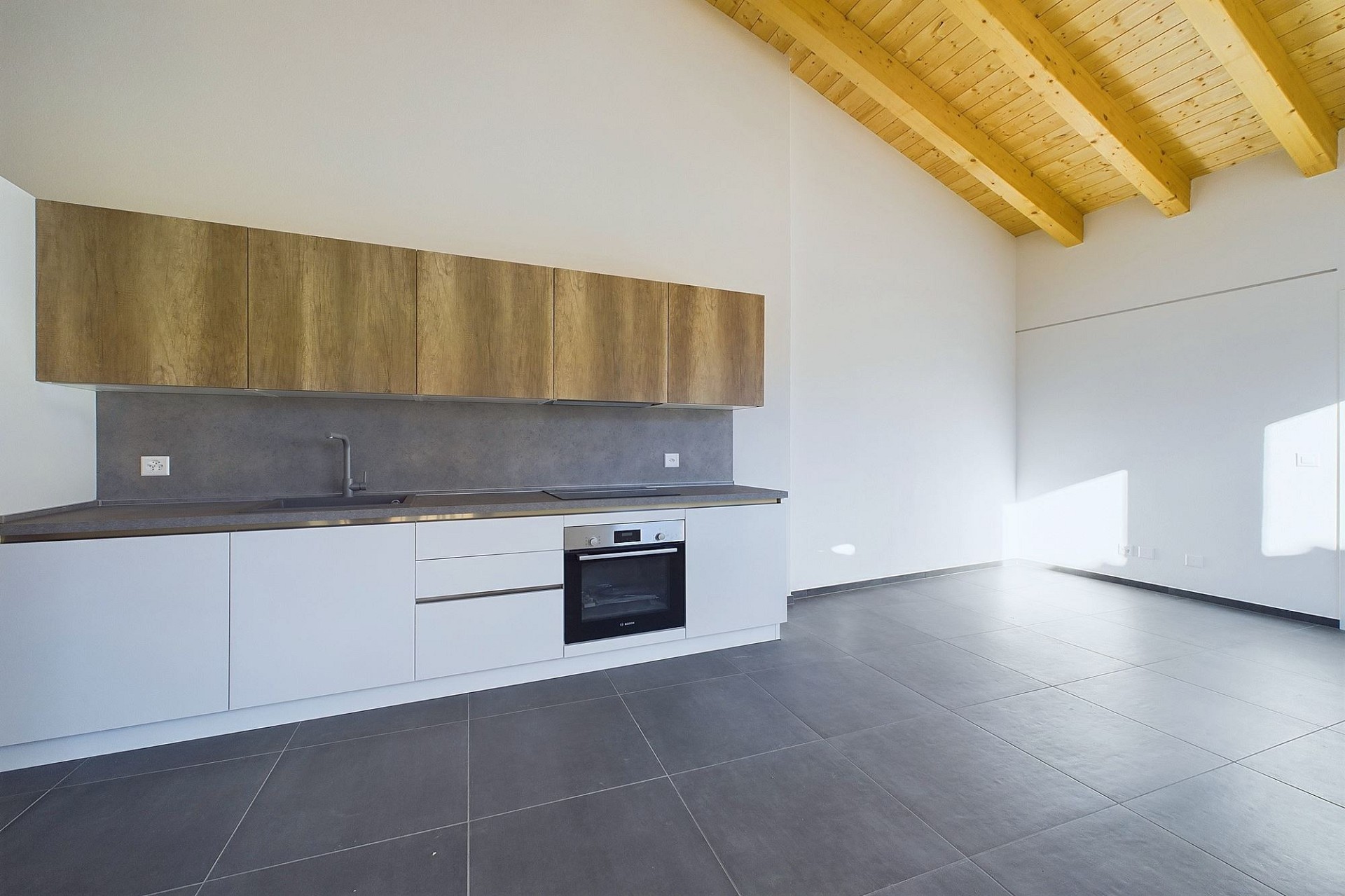 Moderne Küche mit sichtbarer Holzbalkendecke
