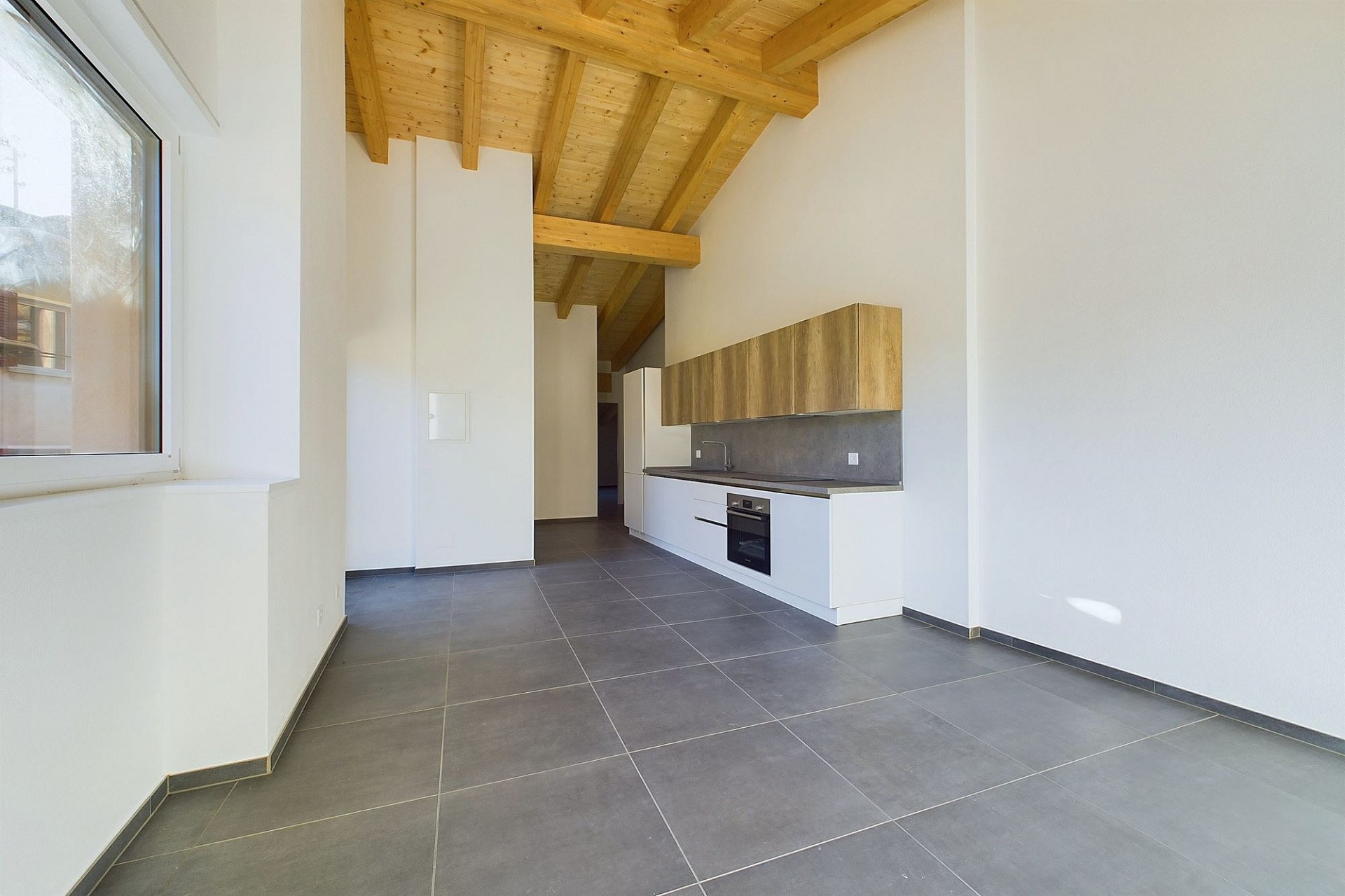 Helle, moderne Küche mit sichtbaren Holzbalken