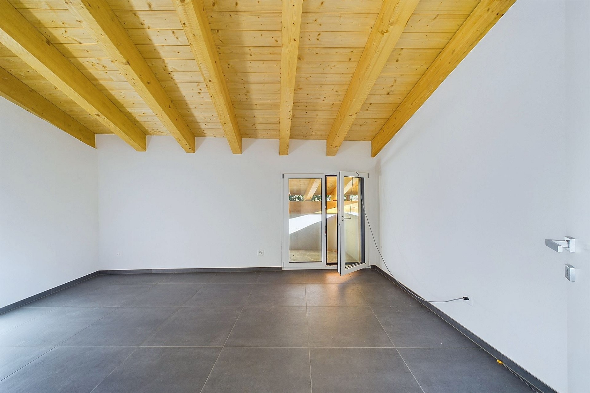 Leerer Raum mit Holzbalkendecke