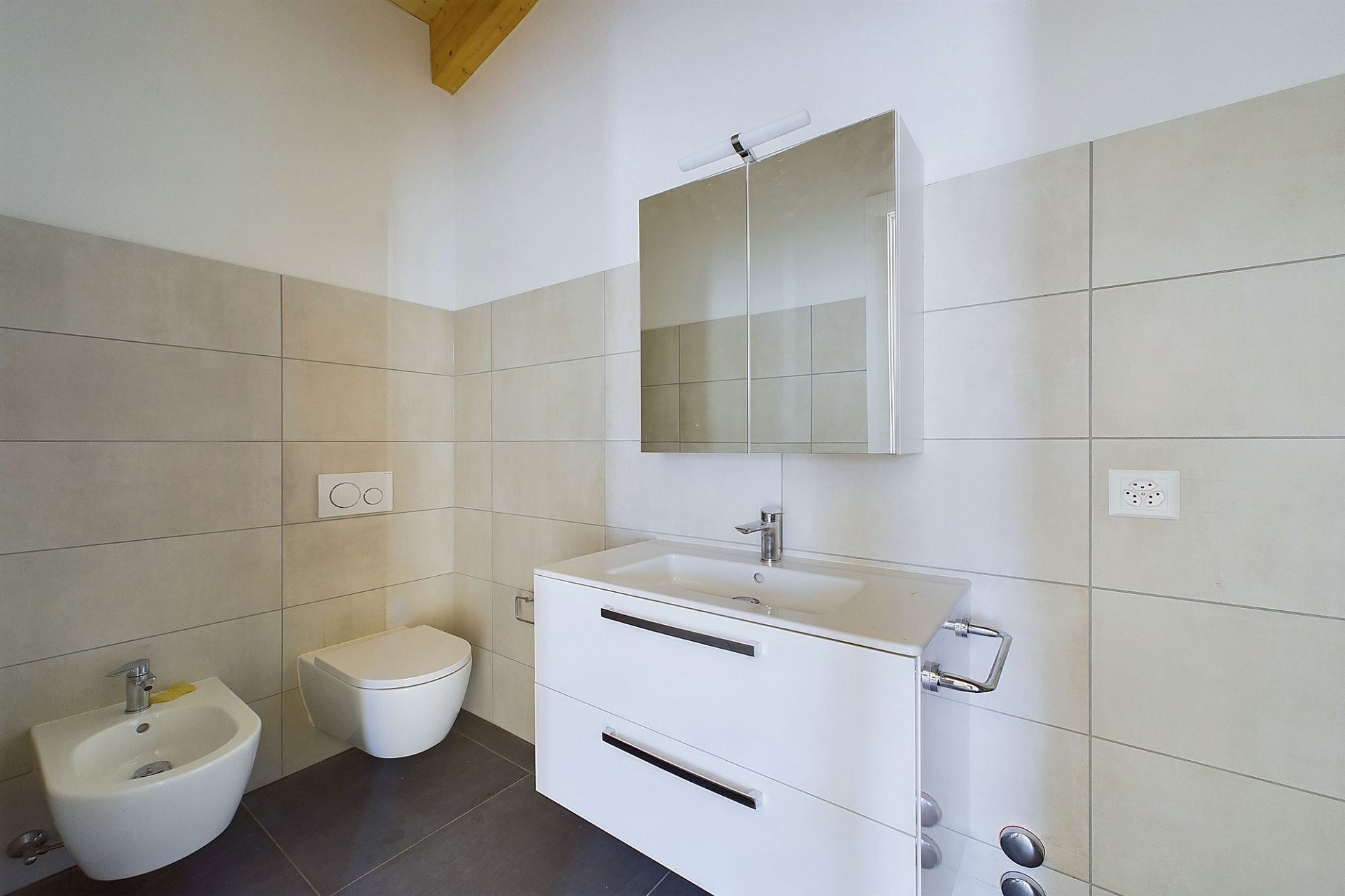 Modernes Bad mit WC und Waschtisch