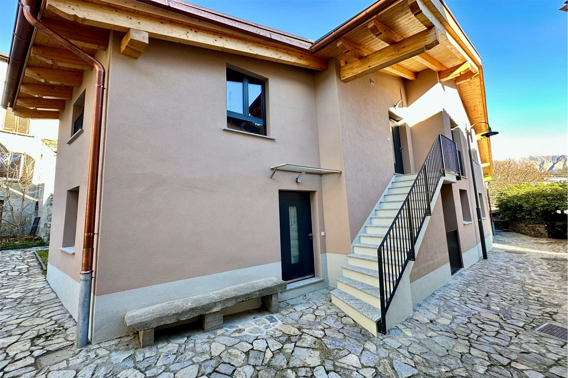 Außenansicht eines Hauses mit Außentreppe