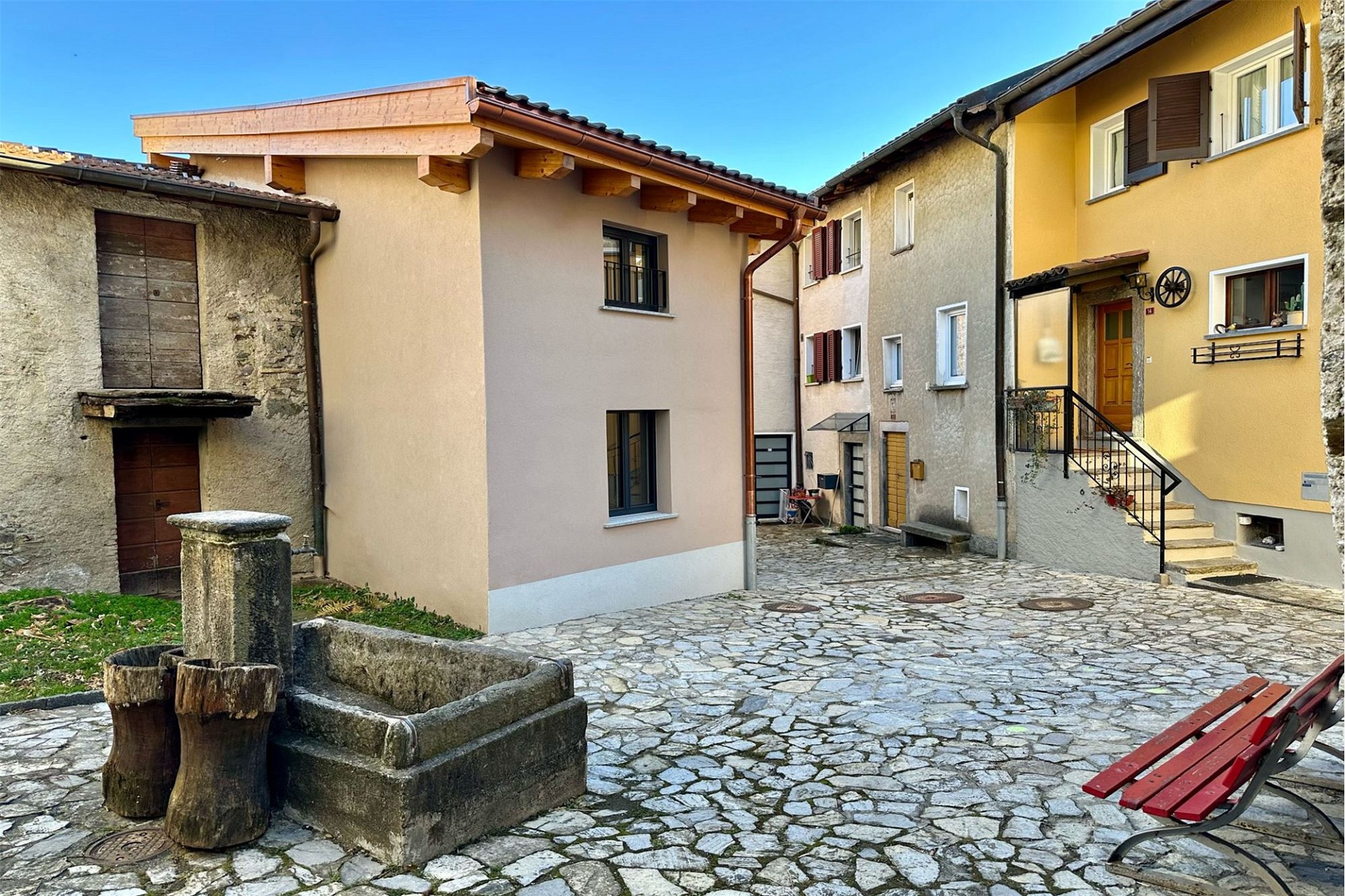 Innenhof mit mediterraner Bebauung
